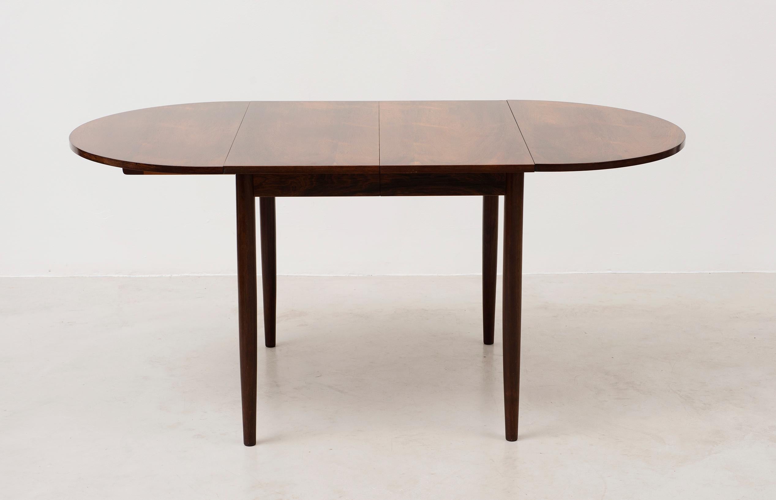 Elegant drop-leaf dining table in rosewood designed by Niels Moller. Drop leaves can be removed and two extra leaves exist for flexible configuration. Produced by JL Moller Mobelfabrik, Denmark, 1950s.

Dining table extends to a maximum width of 101