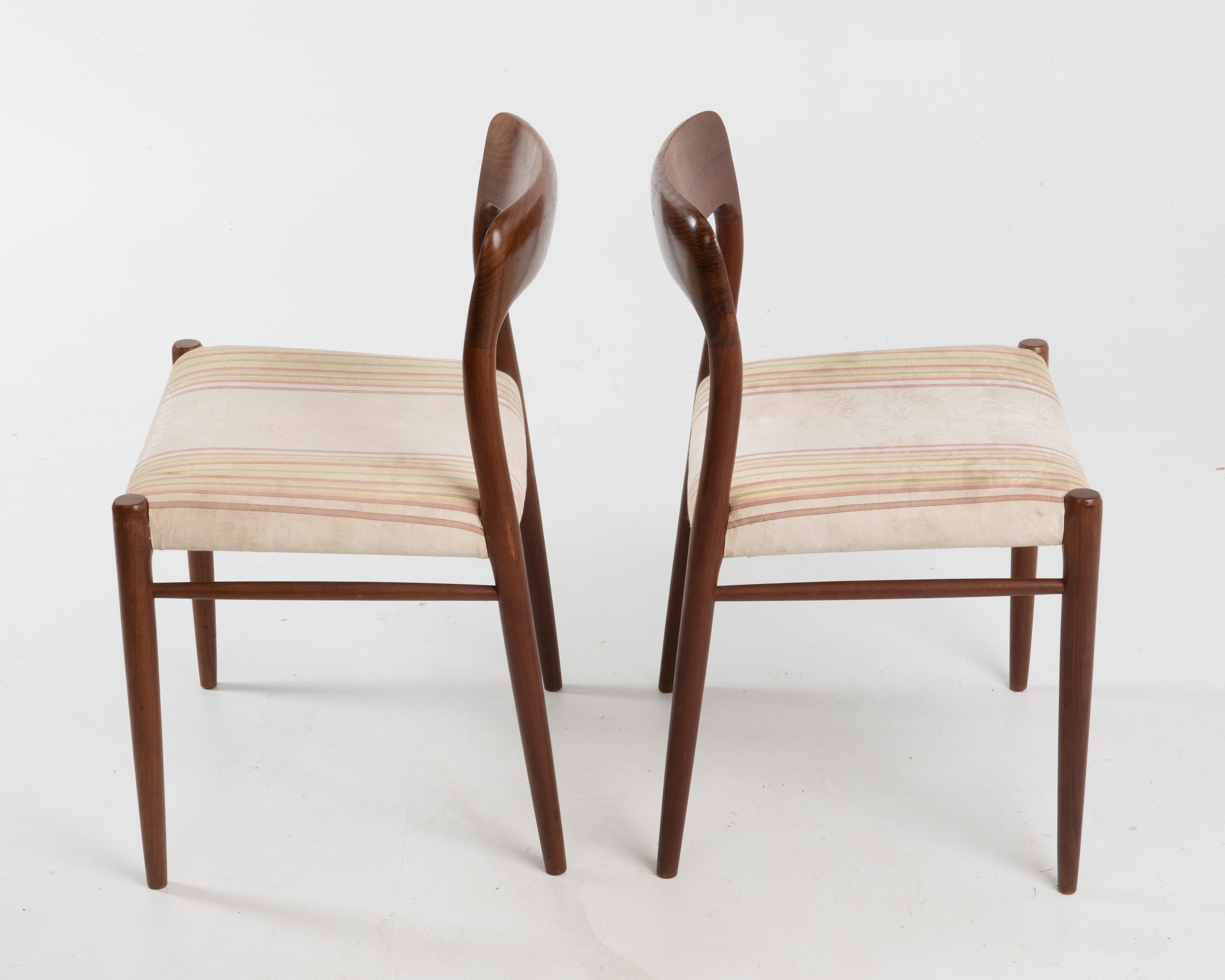Niels Möller for J.L. Möllers Style Modell 75 Danish Teak Dining Chairs, Pair In Good Condition In Lambertville, NJ