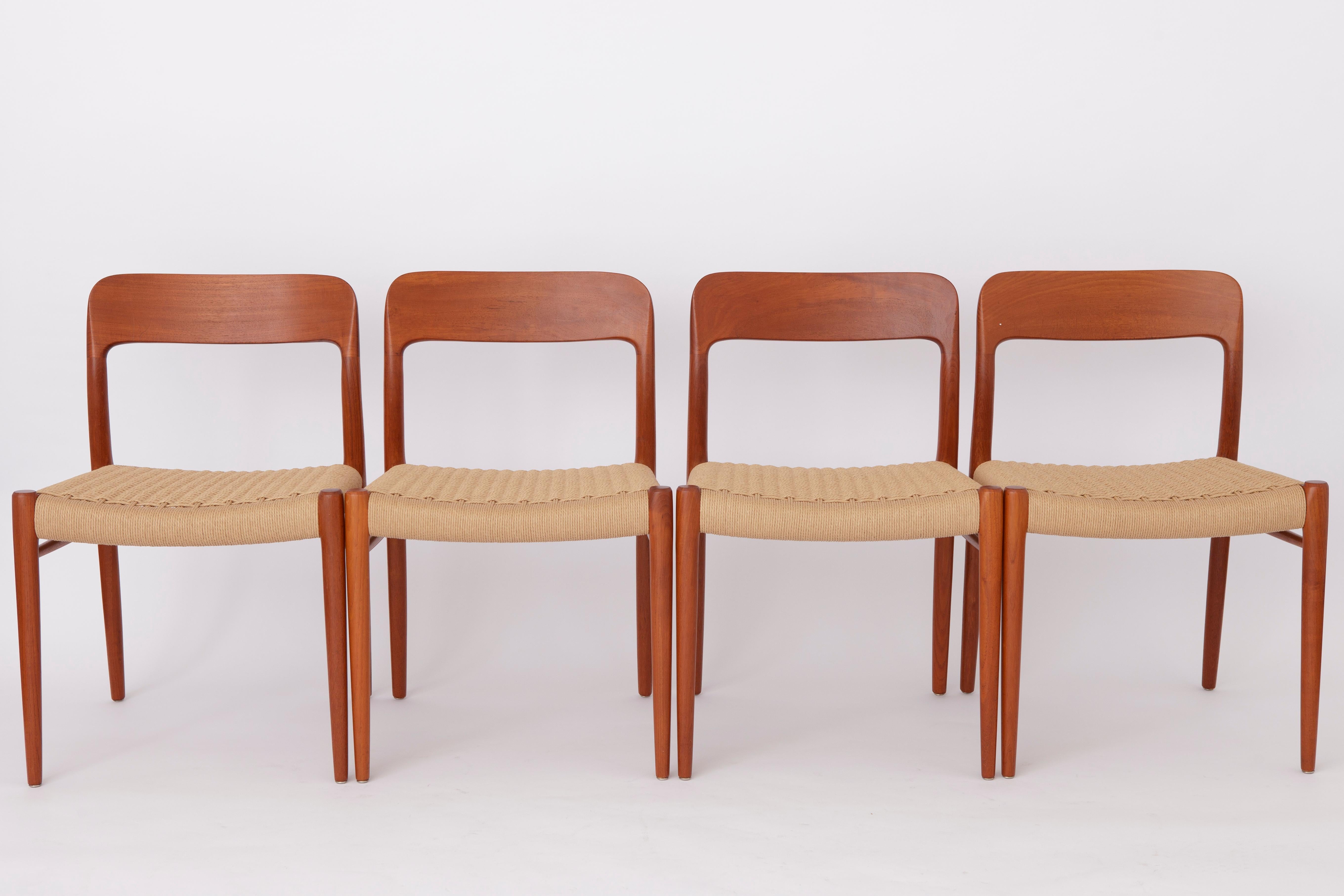 Satz von 4 Stühlen von Niels Otto Moller, Modell 75. Entworfen im Jahr 1954. 

Das meistgesuchte Stuhlmodell der Moller-Reihe :-)
Einzigartiges, klassisches, dänisches Design aus den 1950er Jahren. 
Neben dem Modell 71, einem der absolut