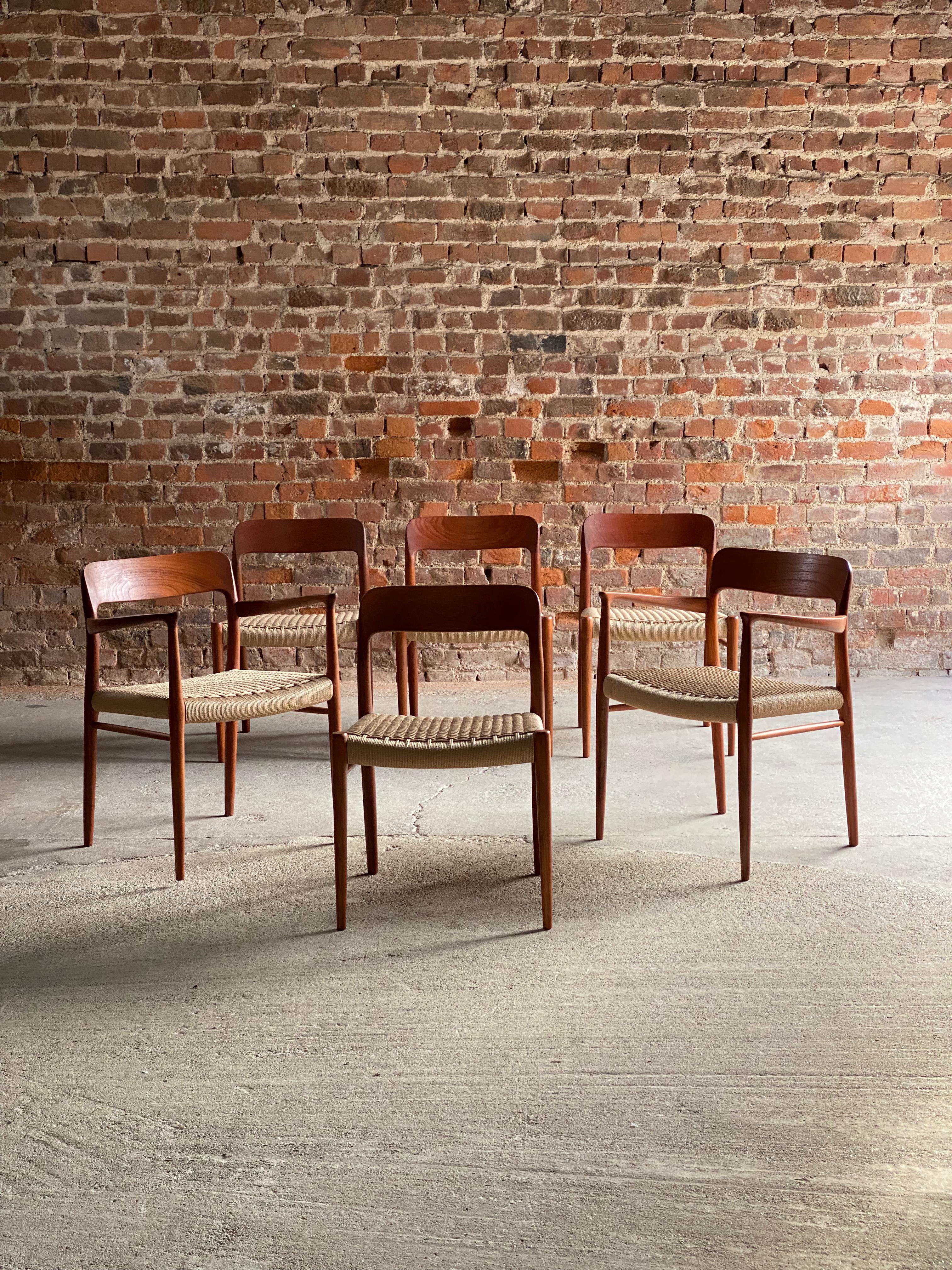 Danois Niels Moller - Ensemble de 6 chaises de salle à manger en teck et corde de papier, modèle 56 et modèle 75, 1960 en vente