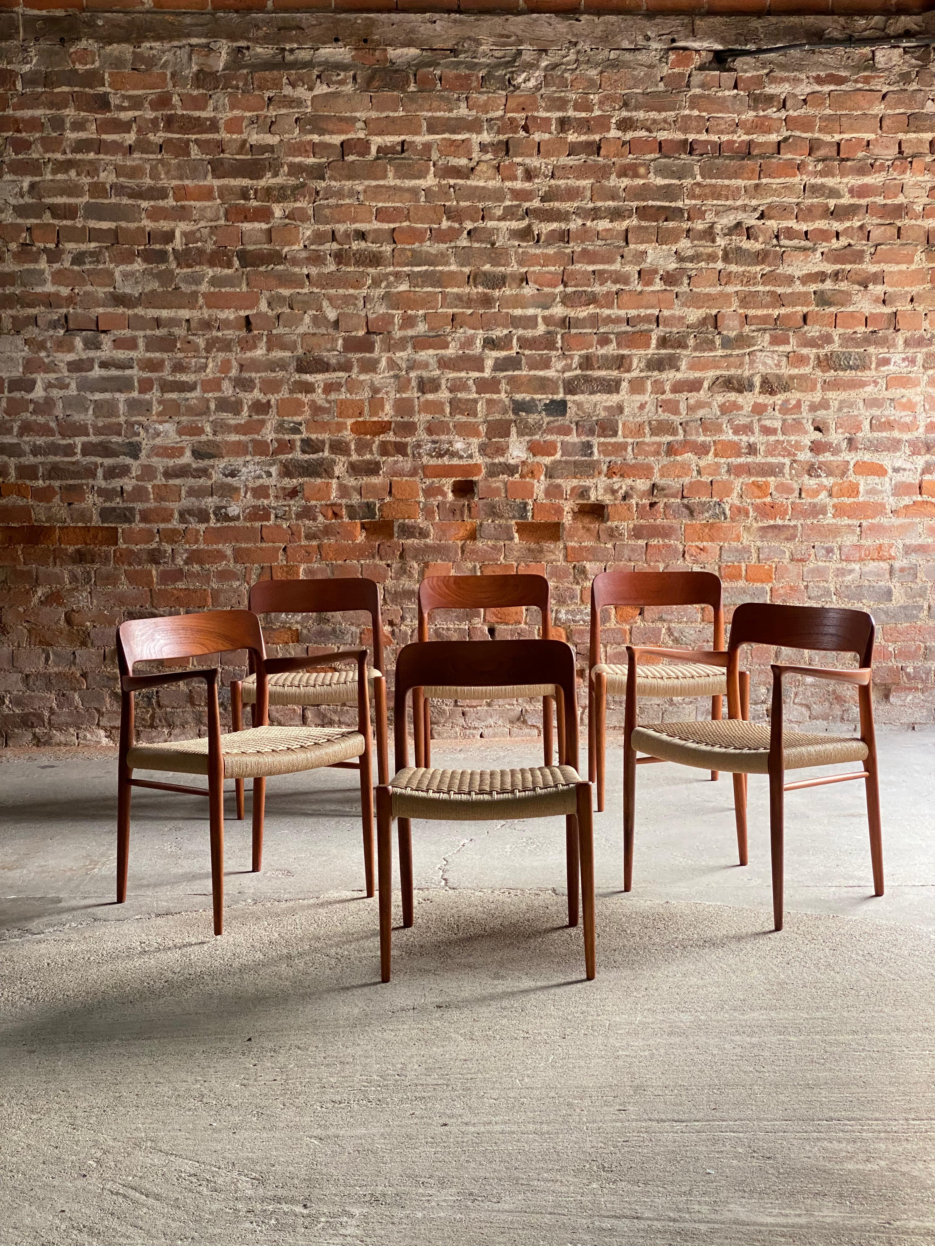 Milieu du XXe siècle Niels Moller - Ensemble de 6 chaises de salle à manger en teck et corde de papier, modèle 56 et modèle 75, 1960 en vente