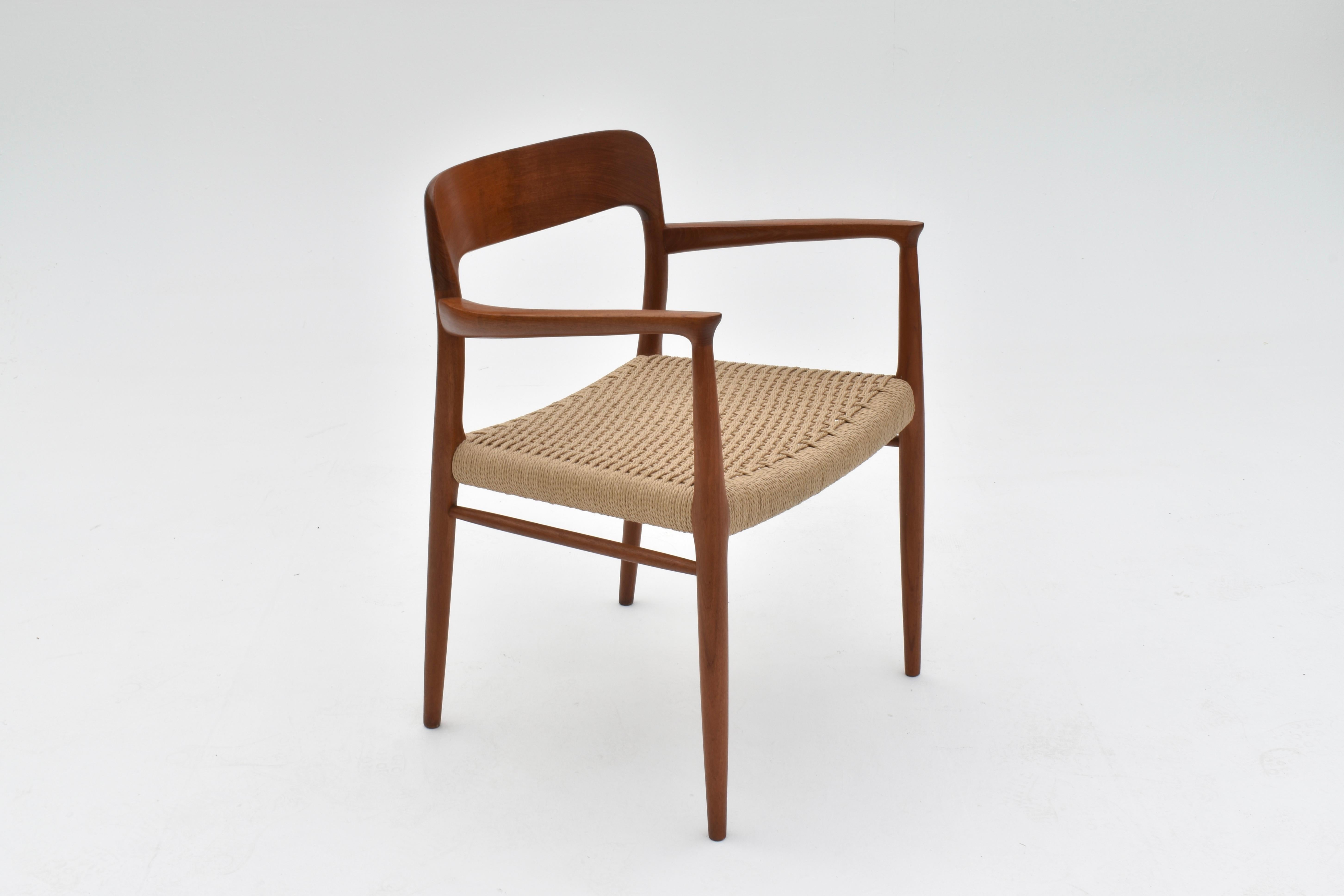 Una sedia molto bella e finemente lavorata, disegnata nei primi anni '50 da Niels Moller.

Offerto in condizioni eccezionali. Il telaio è quasi perfetto, quasi senza usura, con un sedile in papercord naturale ritessuto professionalmente secondo le