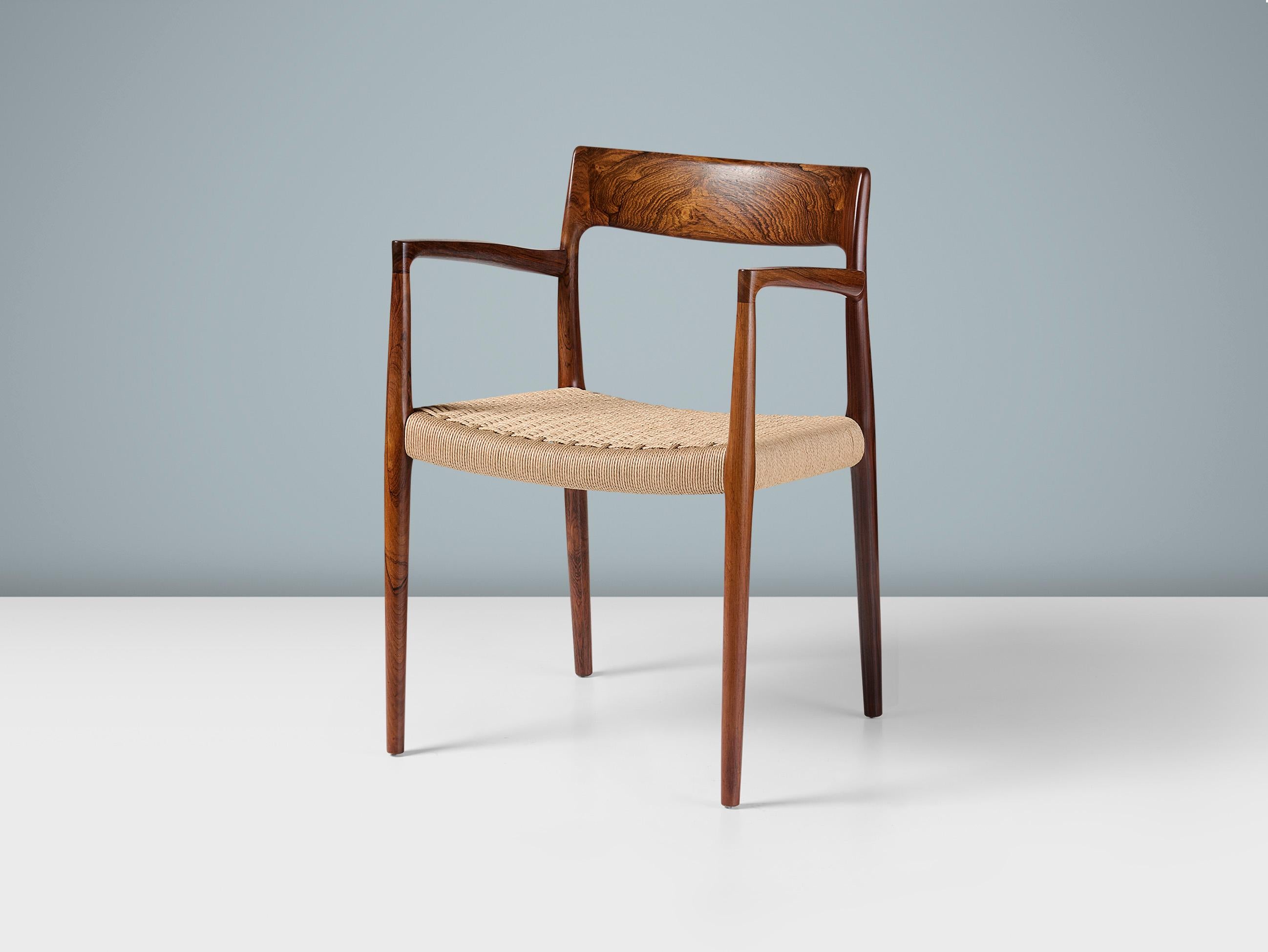 Niels Moller - Modell 57 Sessel aus Palisanderholz und Papierkordel, 1962

Seltene Ausgabe dieses kultigen Designs aus exquisitem, stark gemasertem Palisanderholz. Entworfen von Niels Moller für sein eigenes Unternehmen: J.L. Moller Mobelfabrik in