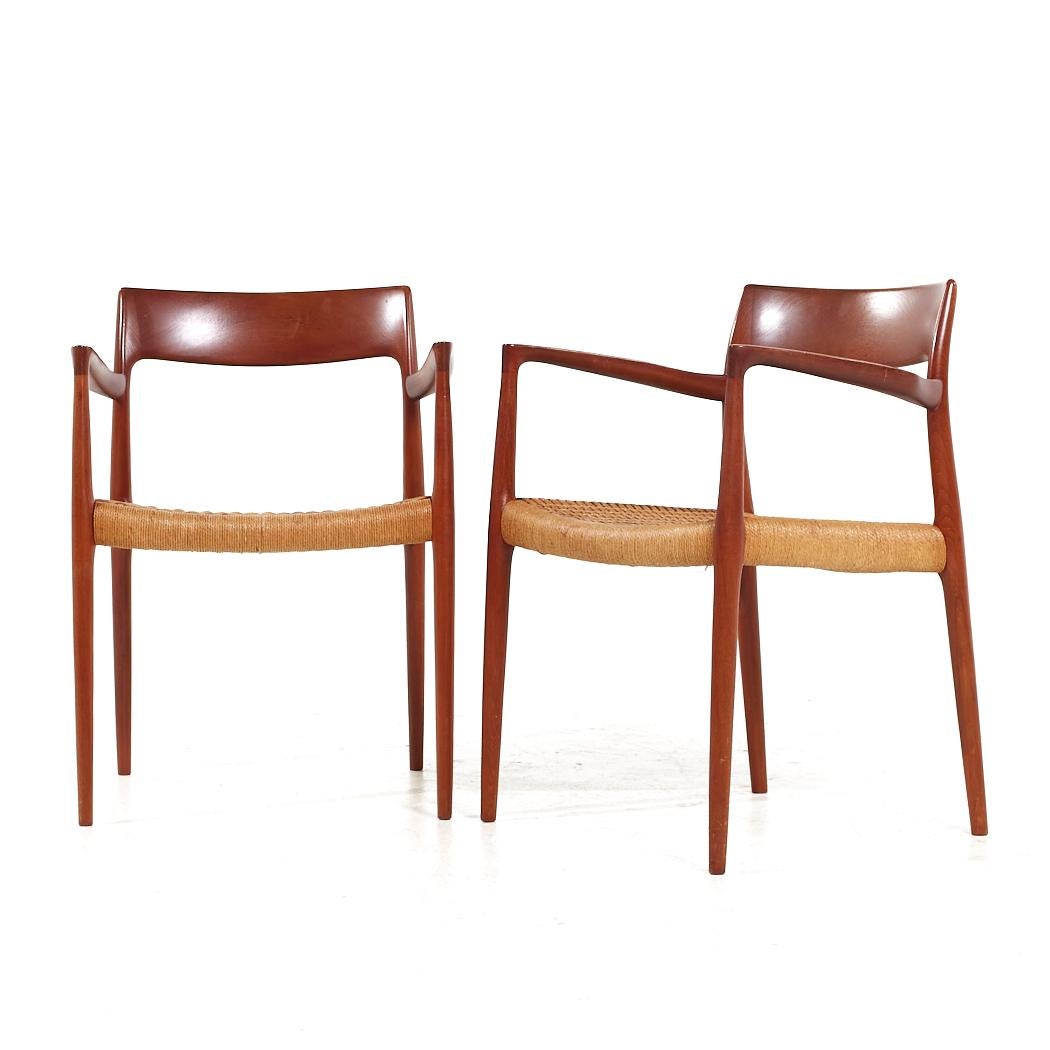 Mid-Century Modern Niels Moller Modèle 57 MCM Chaises à manger de capitaine danoises en teck et corde - Paire en vente