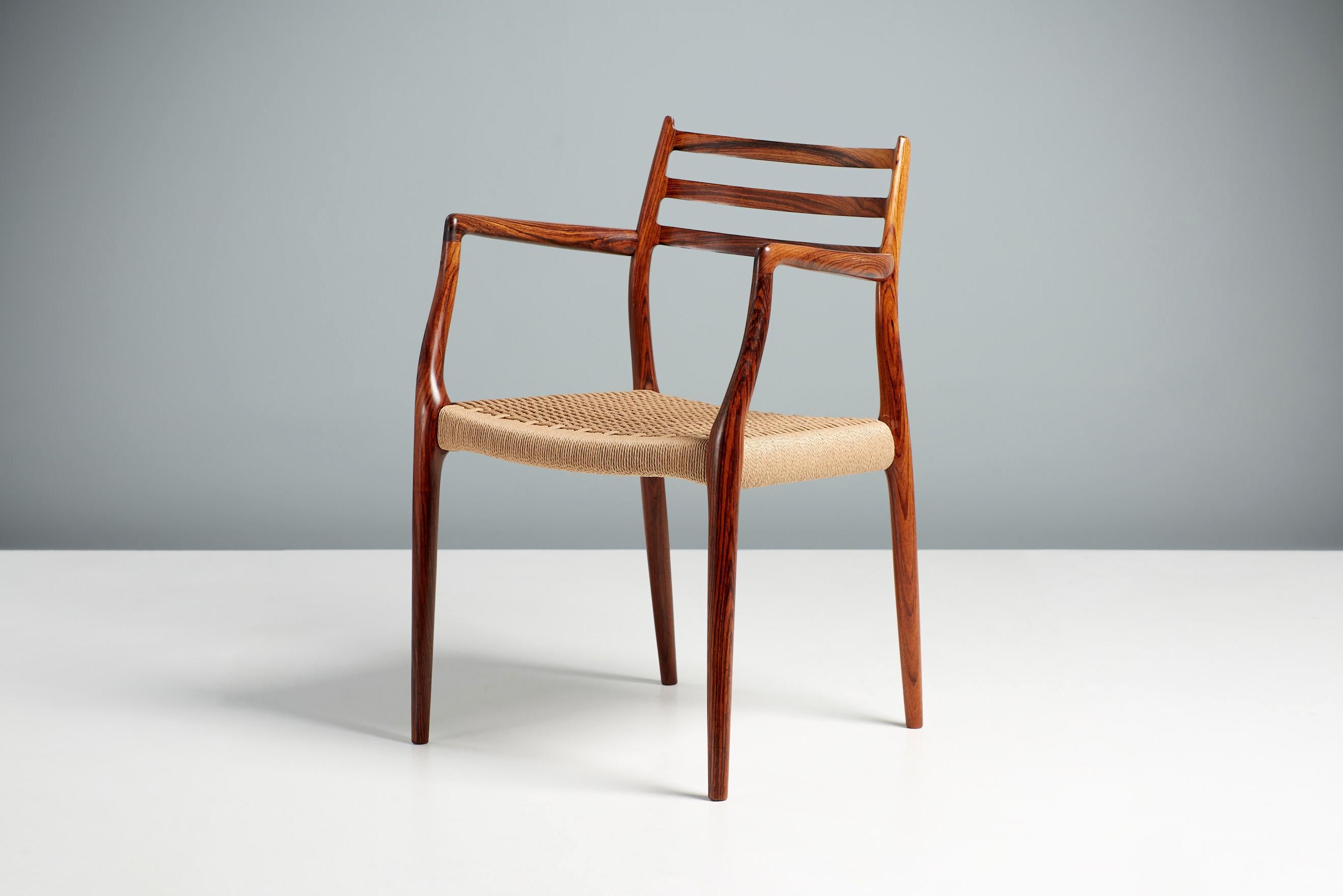 Niels Moller - Fauteuil modèle 62 en palissandre et cordon de papier, 1962

Édition rare de ce design emblématique en bois de rose exquis et hautement figuré. Conçu par Niels Moller pour sa propre entreprise : I.L.A. Moller Mobelfabrik au