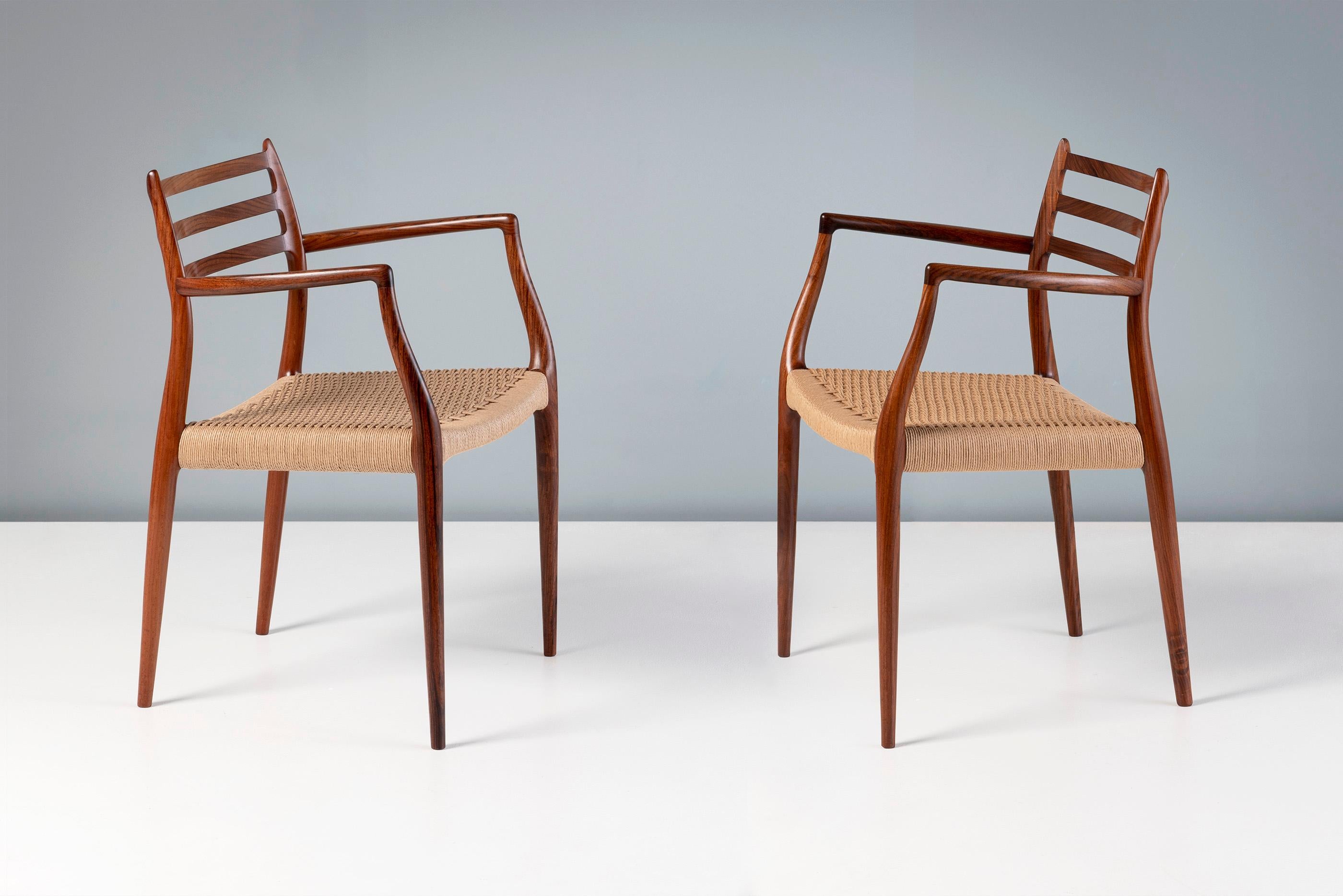 Niels Moller - Paar Sessel Modell 62 aus Palisanderholz und Papierkordel, 1962

Seltene Ausgabe dieses kultigen Designs aus exquisitem, stark gemasertem Palisanderholz. Entworfen von Niels Moller für sein eigenes Unternehmen: J.L. Moller Mobelfabrik