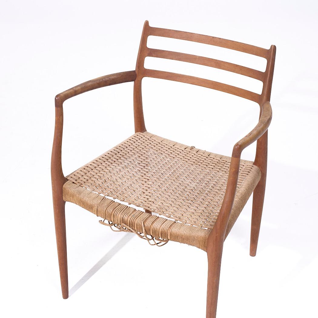 Paire de chaises de capitaine danoises en teck du milieu du siècle dernier, Niels Moller modèle 62 en vente 3