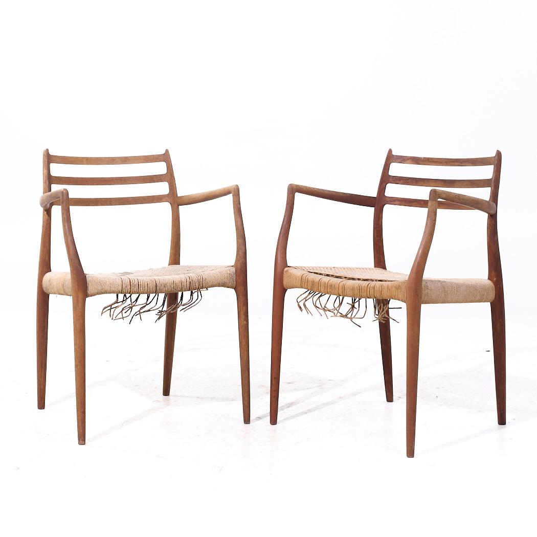 Mid-Century Modern Paire de chaises de capitaine danoises en teck du milieu du siècle dernier, Niels Moller modèle 62 en vente