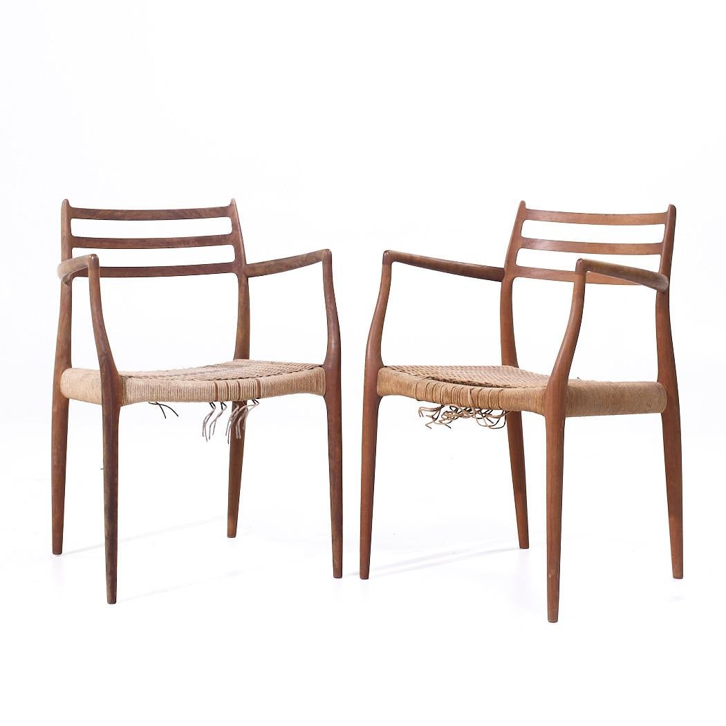 Mid-Century Modern Paire de chaises de capitaine danoises en teck du milieu du siècle dernier, Niels Moller modèle 62 en vente