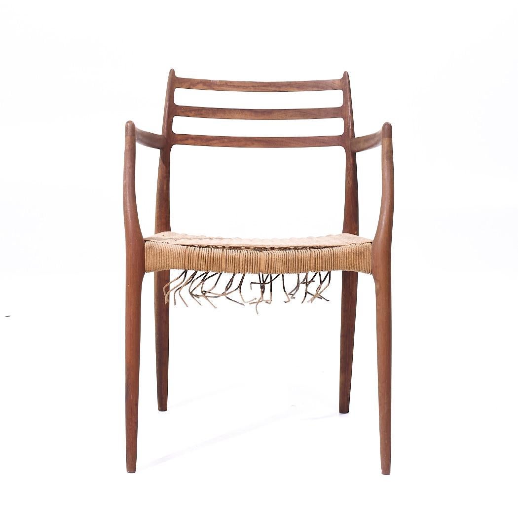 Paire de chaises de capitaine danoises en teck du milieu du siècle dernier, Niels Moller modèle 62 Bon état - En vente à Countryside, IL