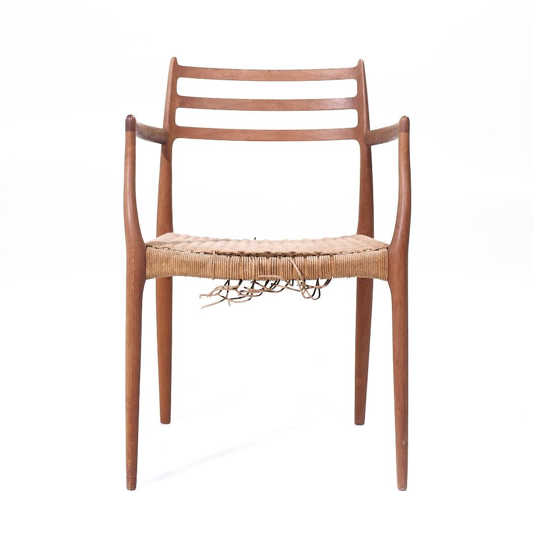 Paire de chaises de capitaine danoises en teck du milieu du siècle dernier, Niels Moller modèle 62 Bon état - En vente à Countryside, IL