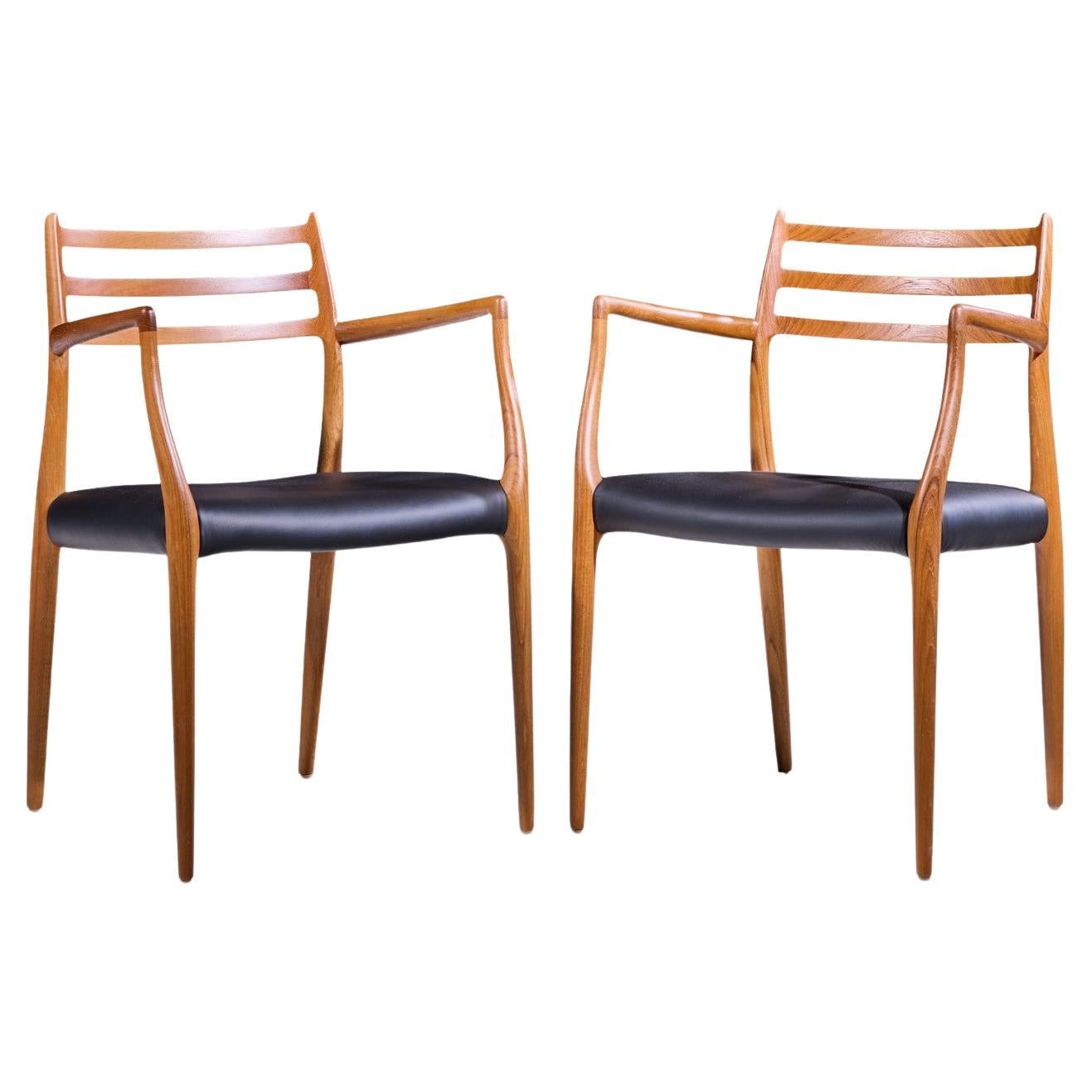 Paire de chaises de capitaine danoises en teck du milieu du siècle dernier, Niels Moller modèle 62