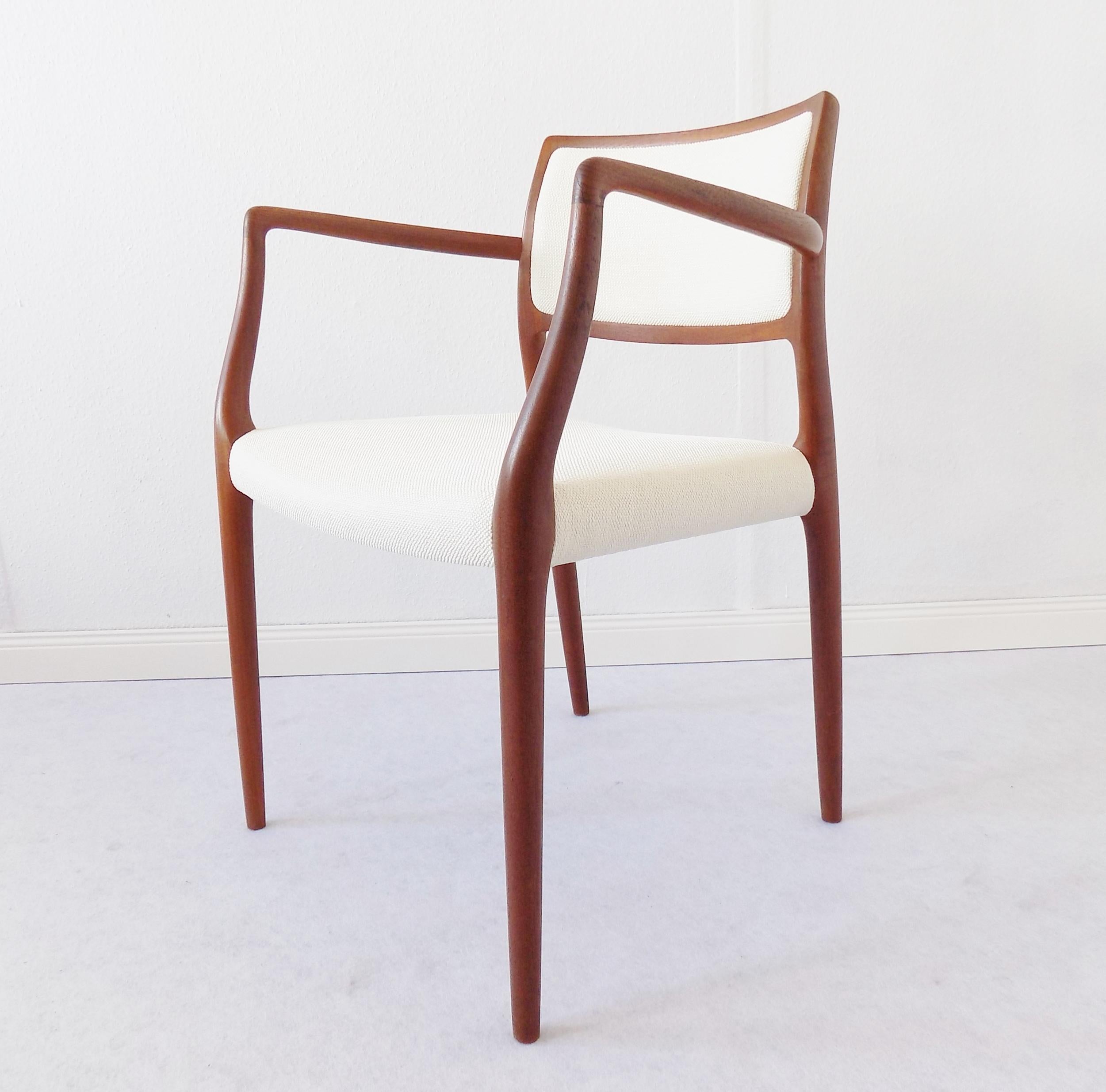 Niels Möller Model 65 Lounge Chair, Danish Teak, Mid-Century modern, upholstered

The chair is made very filigran in teak. Last week it was totally new upholstered and is in a new condition. Teak in very warm color and good condition. A nice