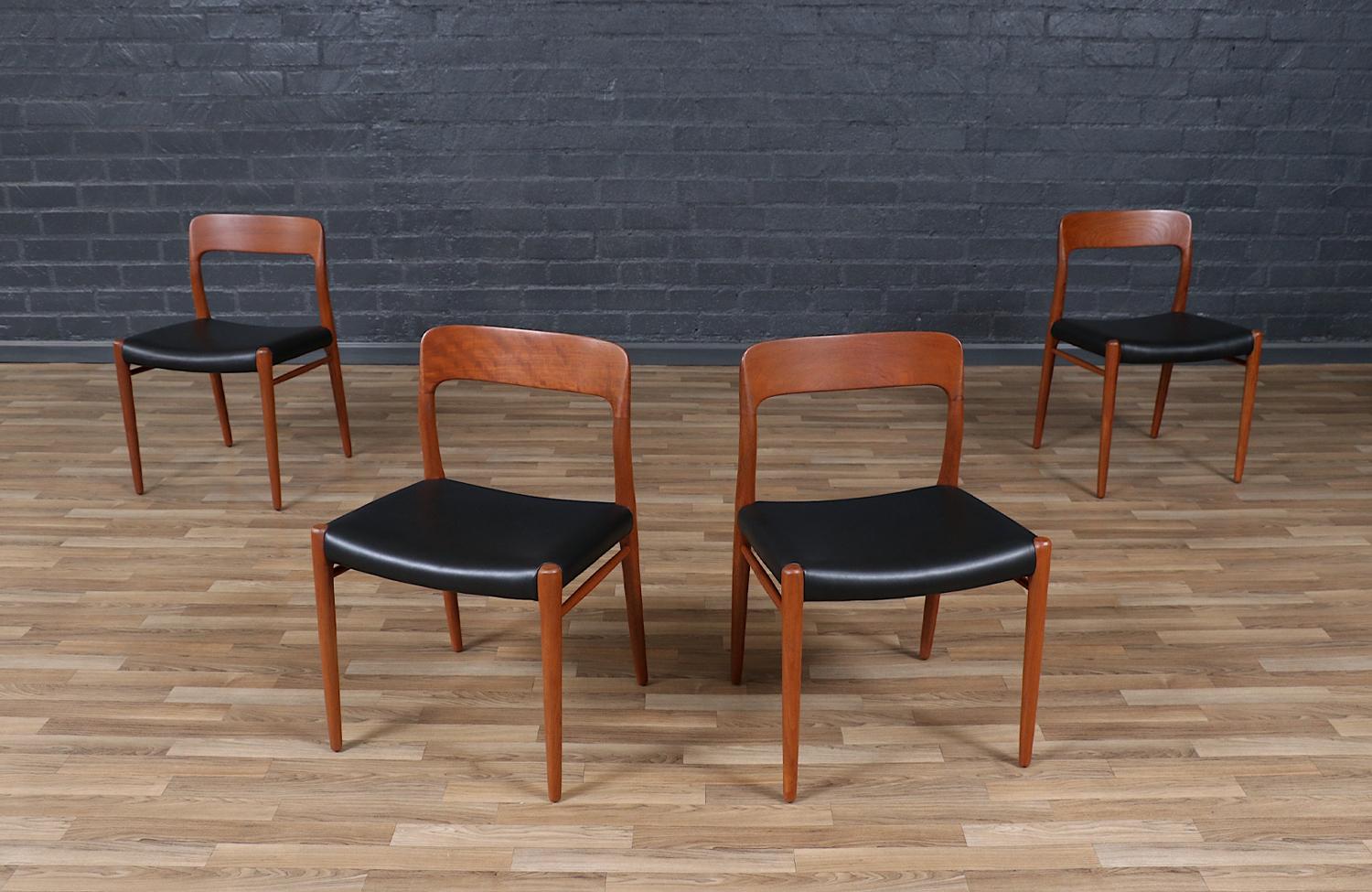 Progettista:
Niels Møller

Produttore:
JL Møllers Møbelfabrik

________________________________________

Trasformare un mobile Mid-Century Modern è come riportare in vita la storia e noi affrontiamo questo viaggio con passione e precisione. Con