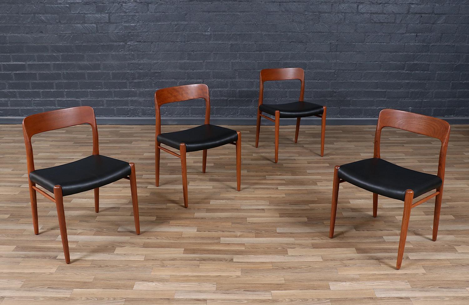 Mid-Century moderno Sedie da pranzo in teak e pelle Niels Moller Model No. 75 in vendita