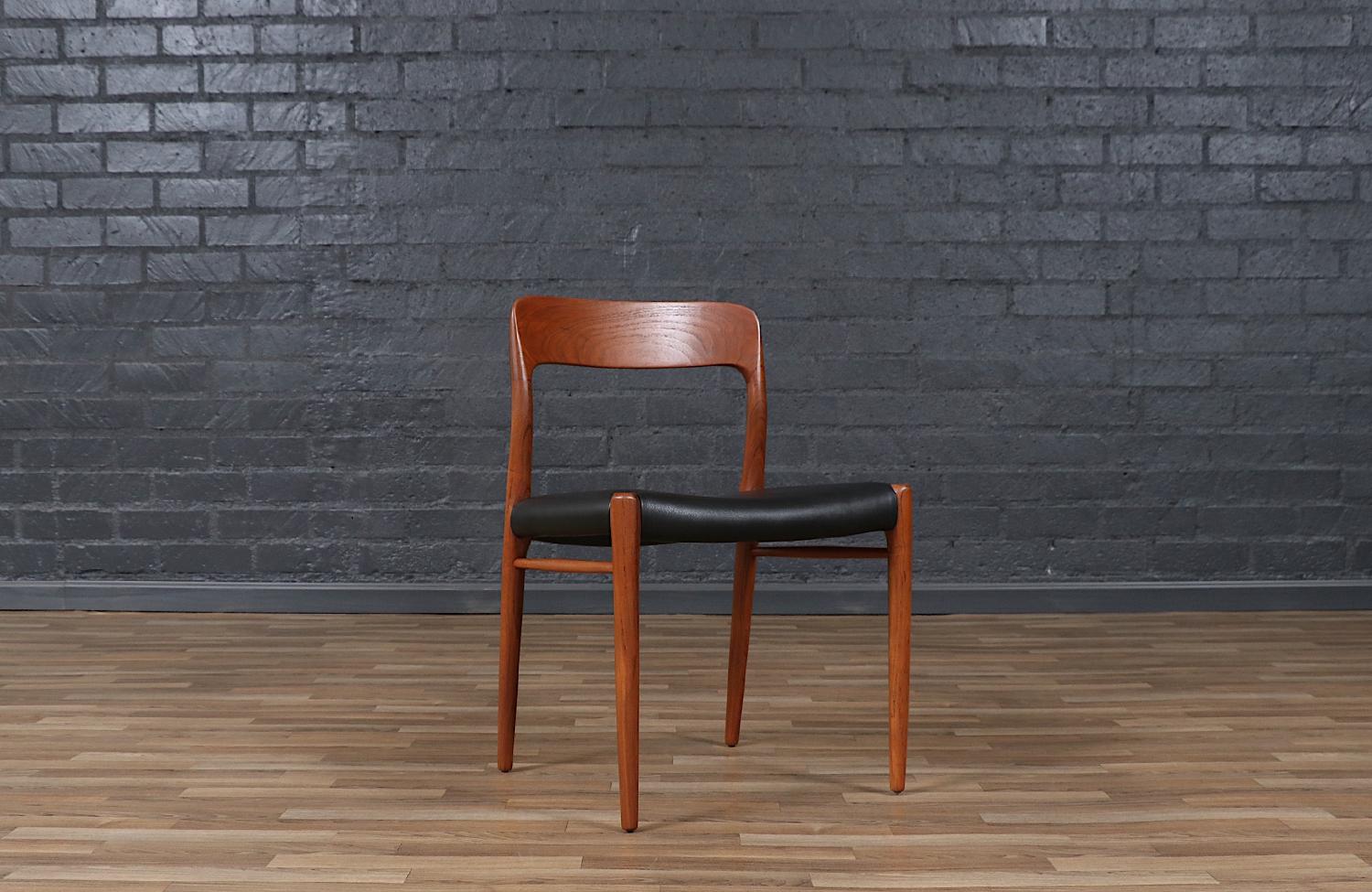 Pelle Sedie da pranzo in teak e pelle Niels Moller Model No. 75 in vendita