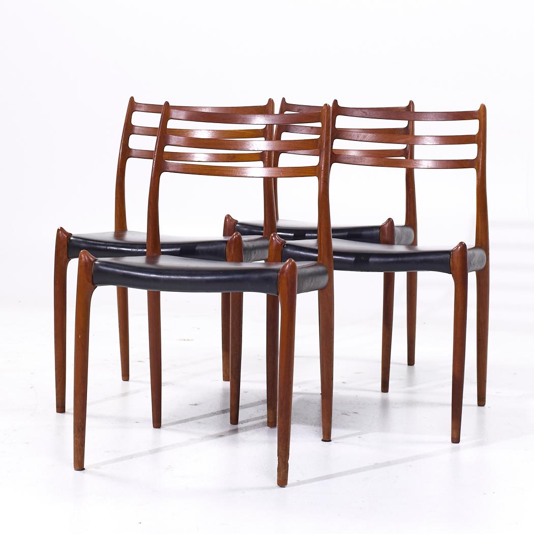 Mid-Century Modern Chaises de salle à manger danoises du milieu du siècle dernier en teck Niels Moller modèle 78, lot de 4 en vente