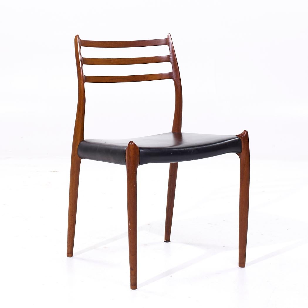 Danois Chaises de salle à manger danoises du milieu du siècle dernier en teck Niels Moller modèle 78, lot de 4 en vente