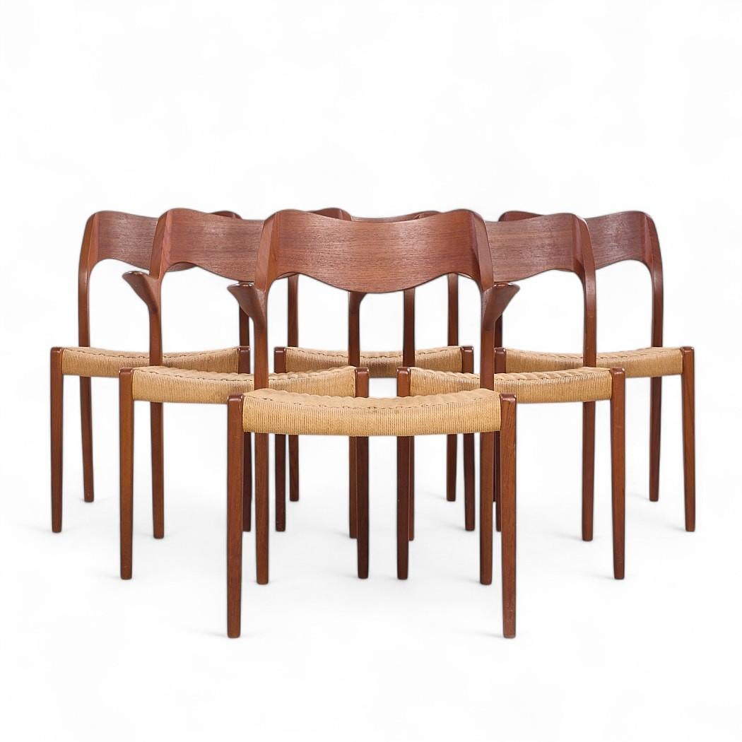 Niels Moller Modelle 55 und 71 Mid Century Danish und Seil Esszimmerstühle - Satz von 6

Jeder armlose Stuhl (Modell 71) misst: 19,5 breit x 19,5 tief x 31,25 hoch, mit einer Sitzhöhe von 19 Zoll
Jeder Kapitänsstuhl (Modell 55) misst: 19,5 breit x
