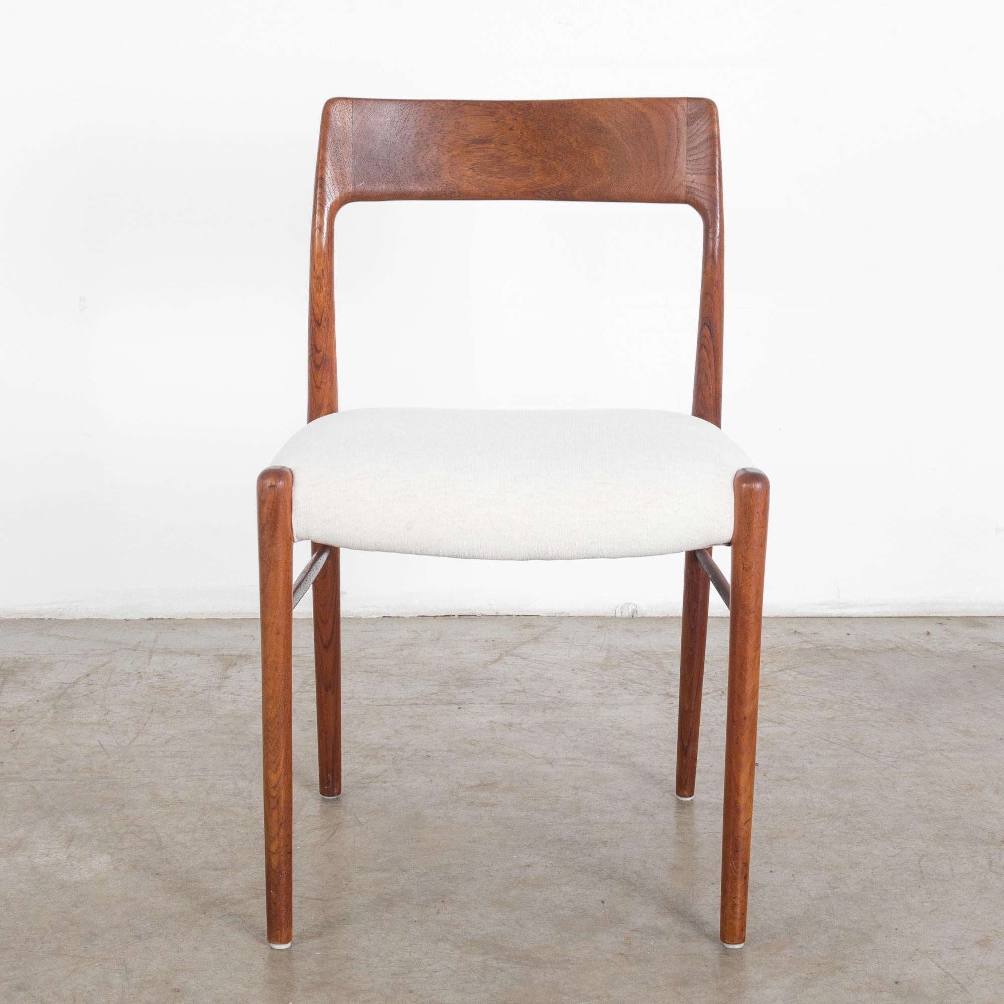 A modern Classic, by Danish designer Niels Moller. Refreshed and reupholstered in our atelier, the No. 77 chair has a structured look, stylish and casual. Rounded corners, fluid angles and curves add subtlety to the minimal shape. Warm oiled teak