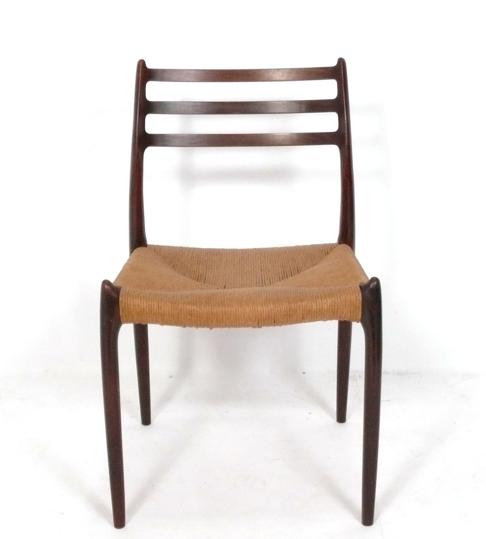 Clean Lined Danish Modern Rosewood Dining or Desk Chair, entworfen von Neils Moller, Dänemark, ca. 1960er Jahre. Dies ist der Stuhl Modell 78 aus Palisanderholz und gewebtem Papierkordelgewebe. 