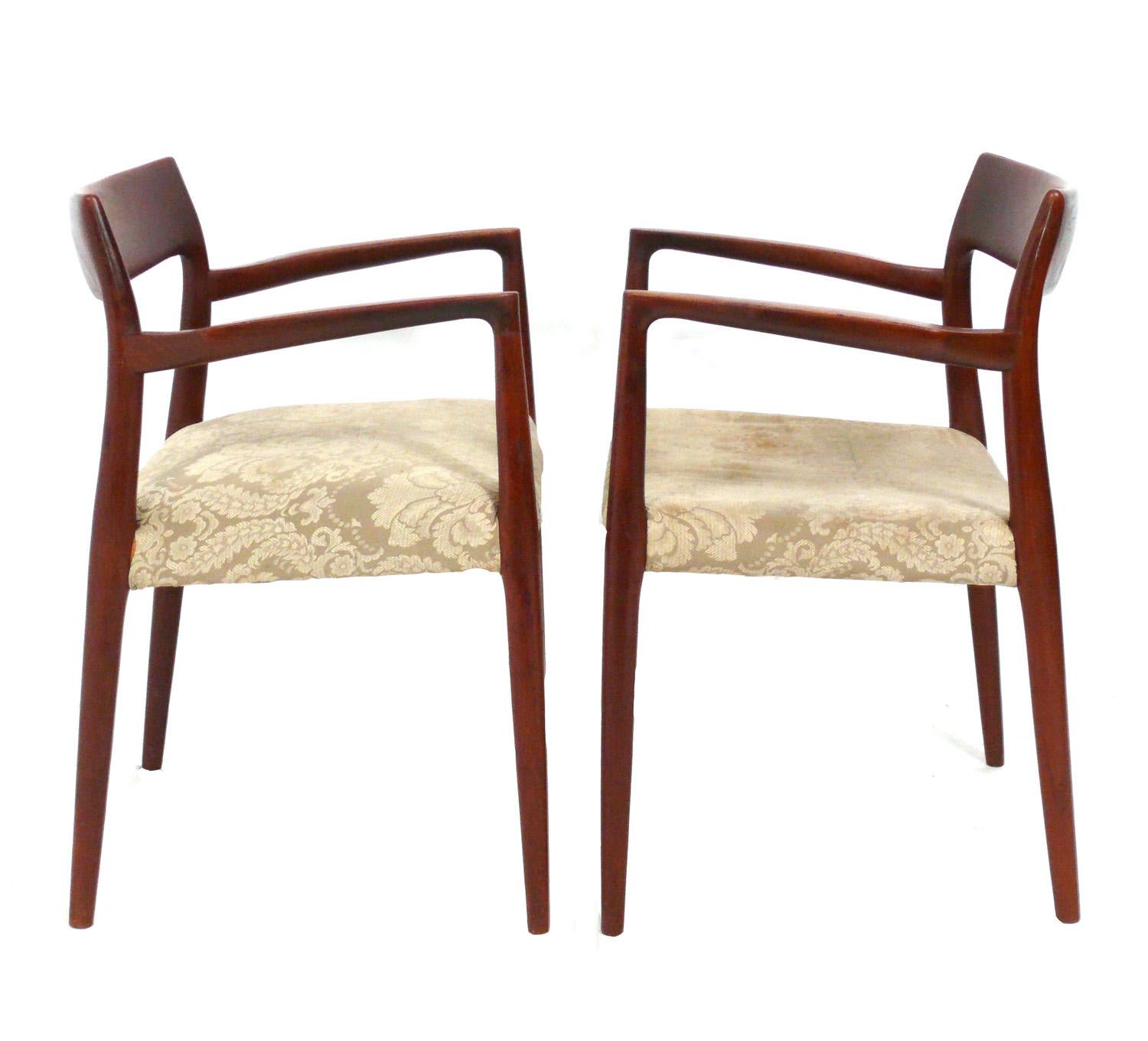 Set di sei sedie da pranzo Danesi Moderne Modello 77, disegnate da Niels Moller, Danimarca, anni '60 circa. Attualmente sono in fase di rivestizione e possono essere completate con la tua stoffa. Il prezzo indicato di seguito include la tappezzeria