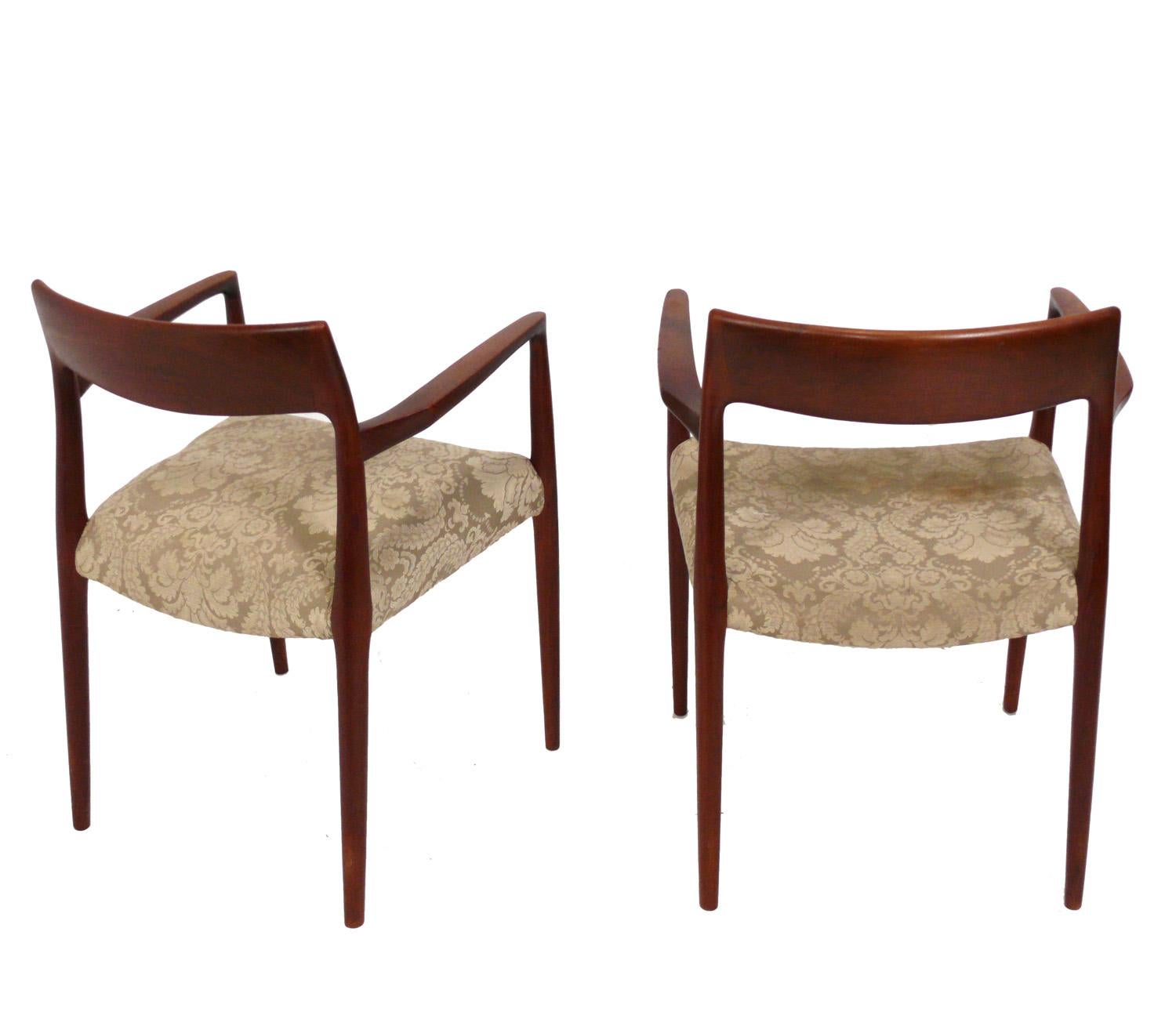 Mid-Century moderno Set di sei sedie da pranzo moderne danesi Model No. 77 rivestite da Niels Moller in vendita