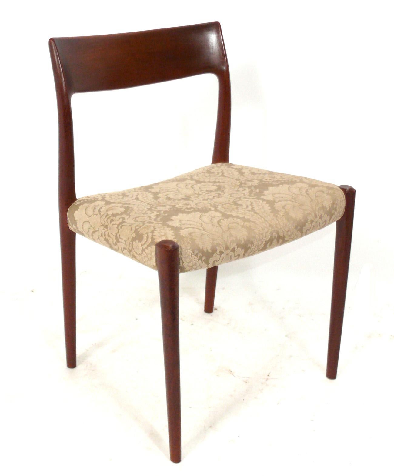 Danese Set di sei sedie da pranzo moderne danesi Model No. 77 rivestite da Niels Moller in vendita