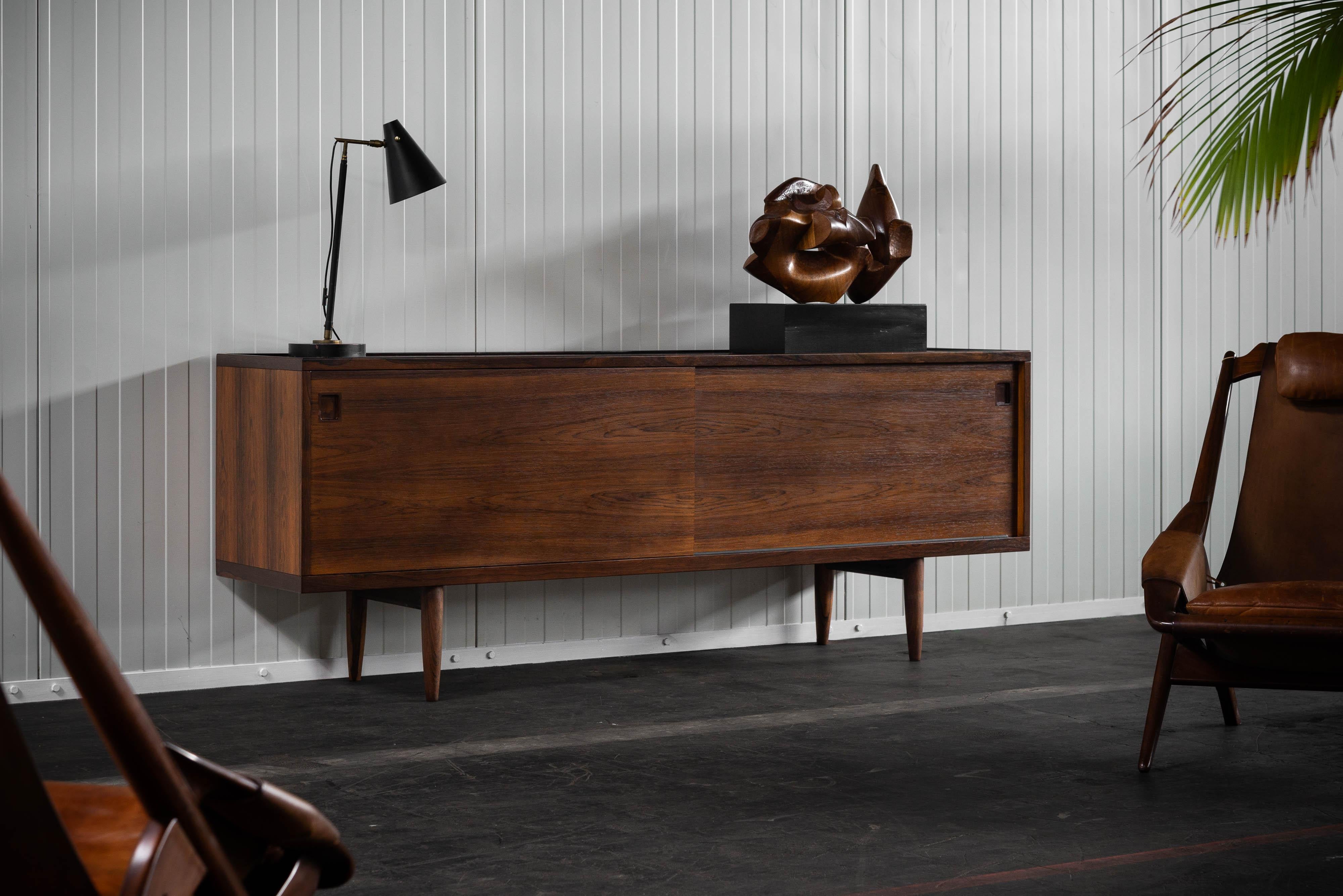 Sehr schönes und elegantes, hochwertiges Sideboard Modell 20, entworfen von Niels Moller und hergestellt von J.L. Møller Mobelfabrik in Dänemark im Jahr 1960. Das Sideboard wurde mit erstklassiger Handwerkskunst hergestellt und hat ein