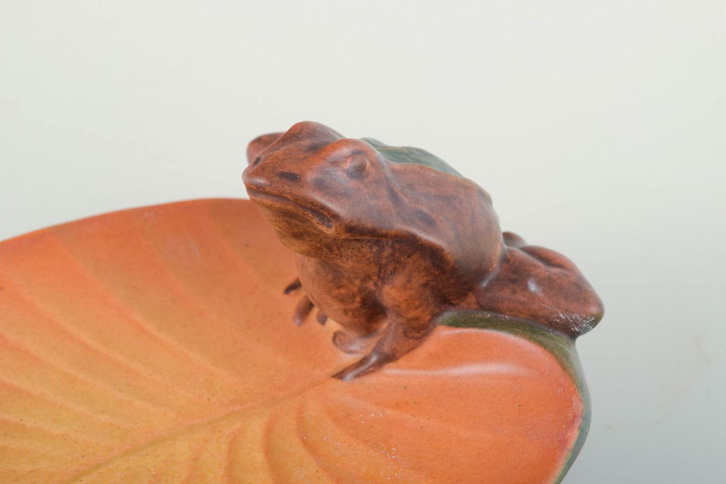 Danish Niels Norvil for Ipsens Enke. Ceramic bowl with frog. Early 20th C. For Sale