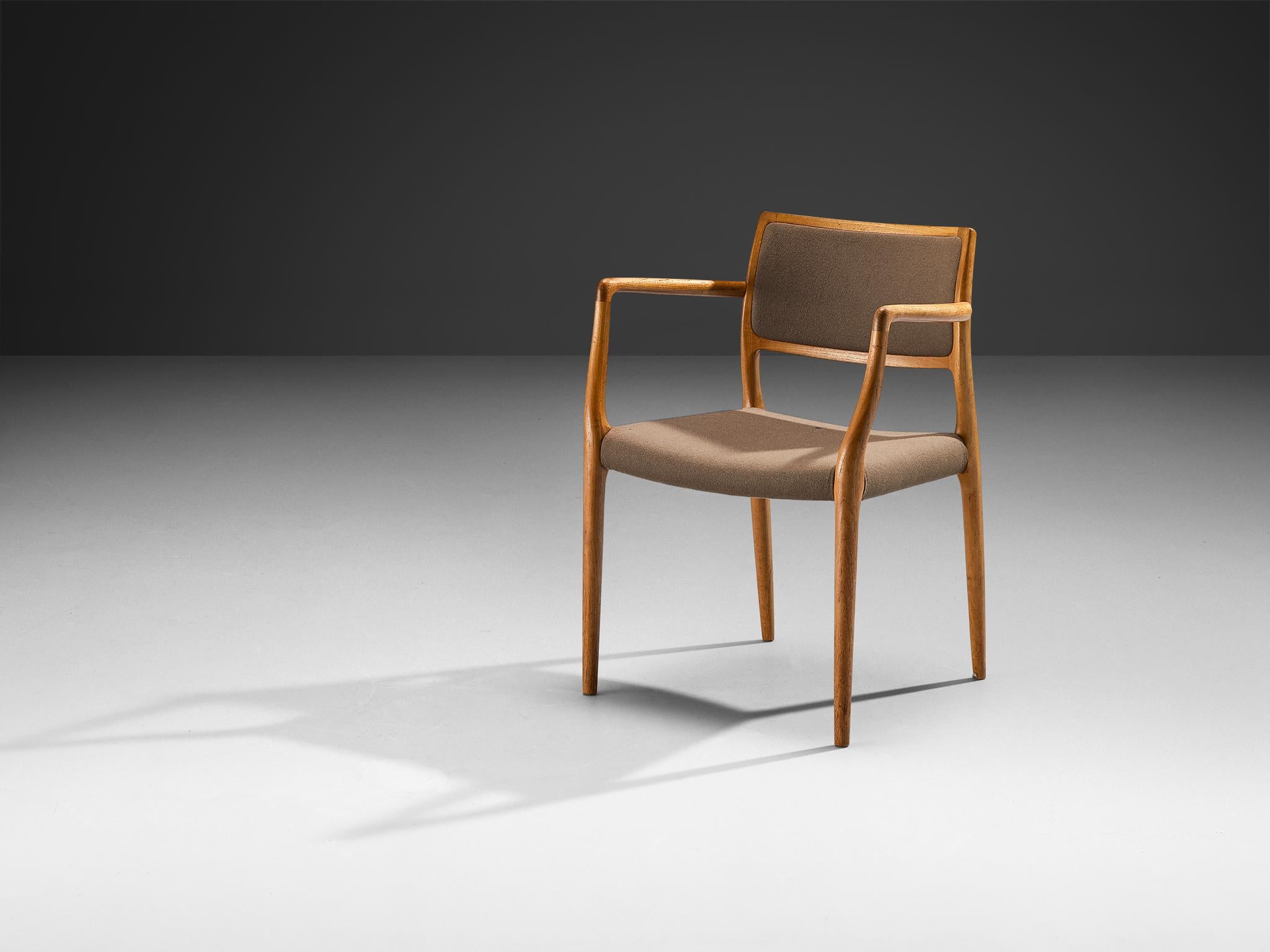 Niels Otto Møller para J.L. Møllers Møbelfabrik, sillón modelo 56, teca, lana, Dinamarca, 1954. 
 
Esta silla muestra líneas sutiles y bellas curvas en la carpintería. En las refinadísimas uniones de la madera puedes ver el trabajo de un experto, un
