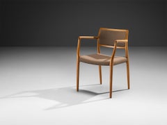 Sillón Niels O. Møller de teca y lana marrón verdosa