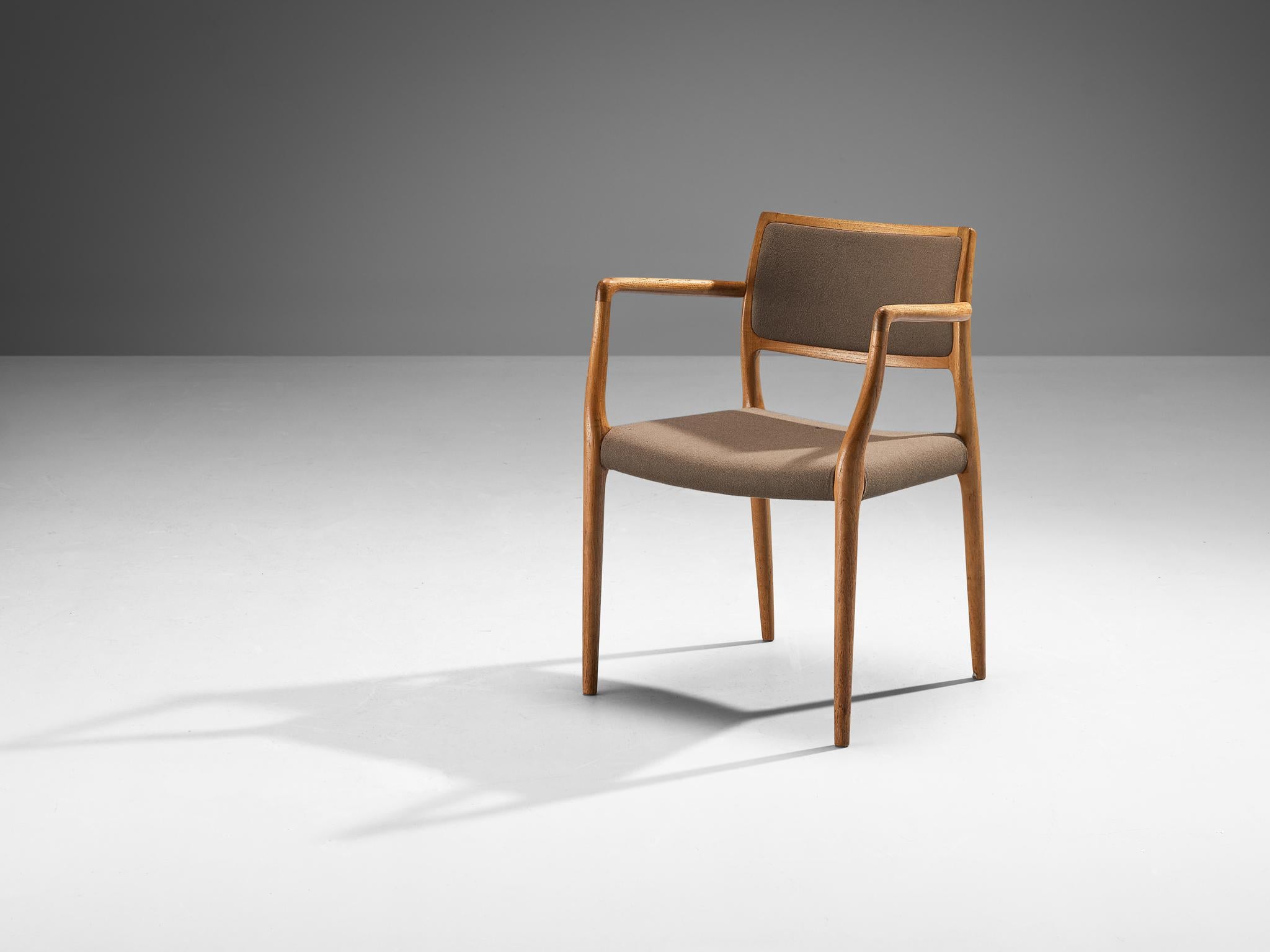 Niels Otto Møller pour J.L.A. Møllers Møbelfabrik, fauteuil modèle 56, teck, laine, Danemark, 1954. 
 
Cette chaise présente des lignes subtiles et de belles courbes dans le travail du bois. Dans les raccords très raffinés du bois, on peut voir le
