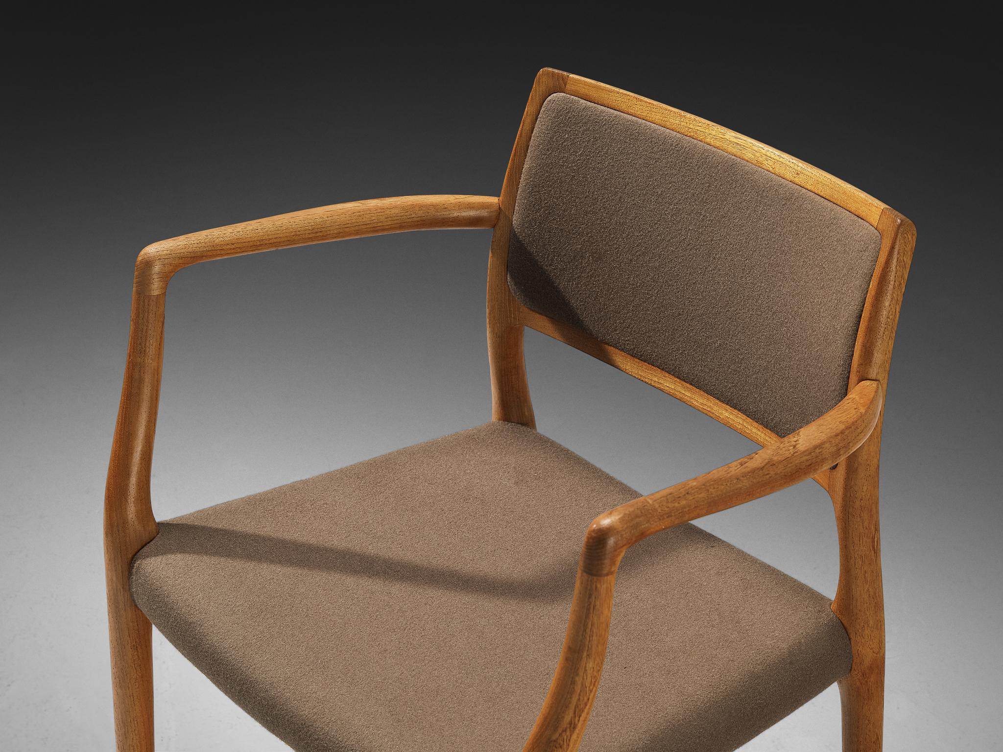 Sillón Niels O. Møller de teca y lana marrón verdosa mediados del siglo XX en venta