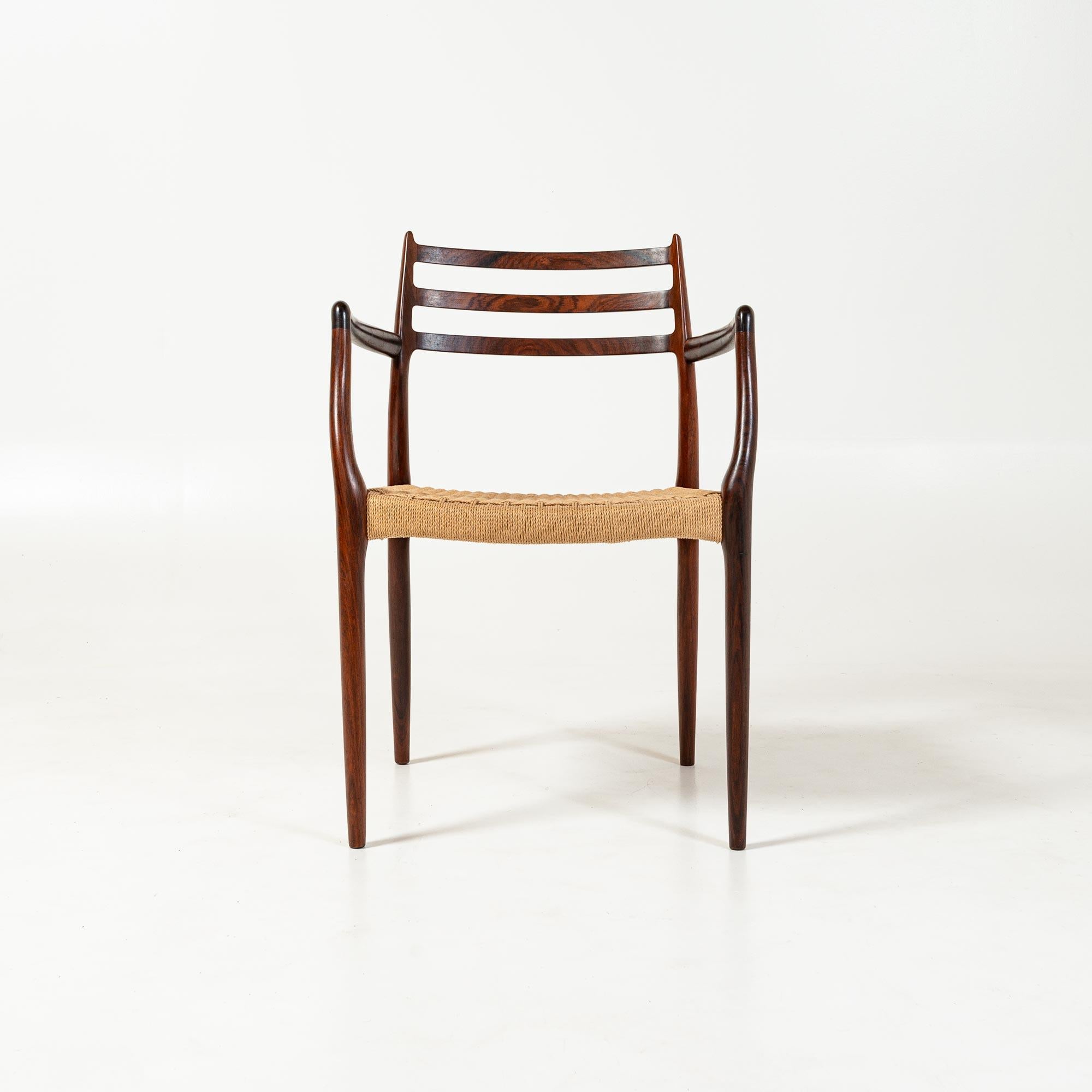 Der wohl begehrteste und seltenste Moller-Stuhl, vor allem in Palisanderholz. Dieses Sesselmodell 62 wurde von Niels Otto Møller entworfen. Hergestellt von der J.L Møllers møbelfabrik in Dänemark ist es in einem ausgezeichneten Zustand, mit