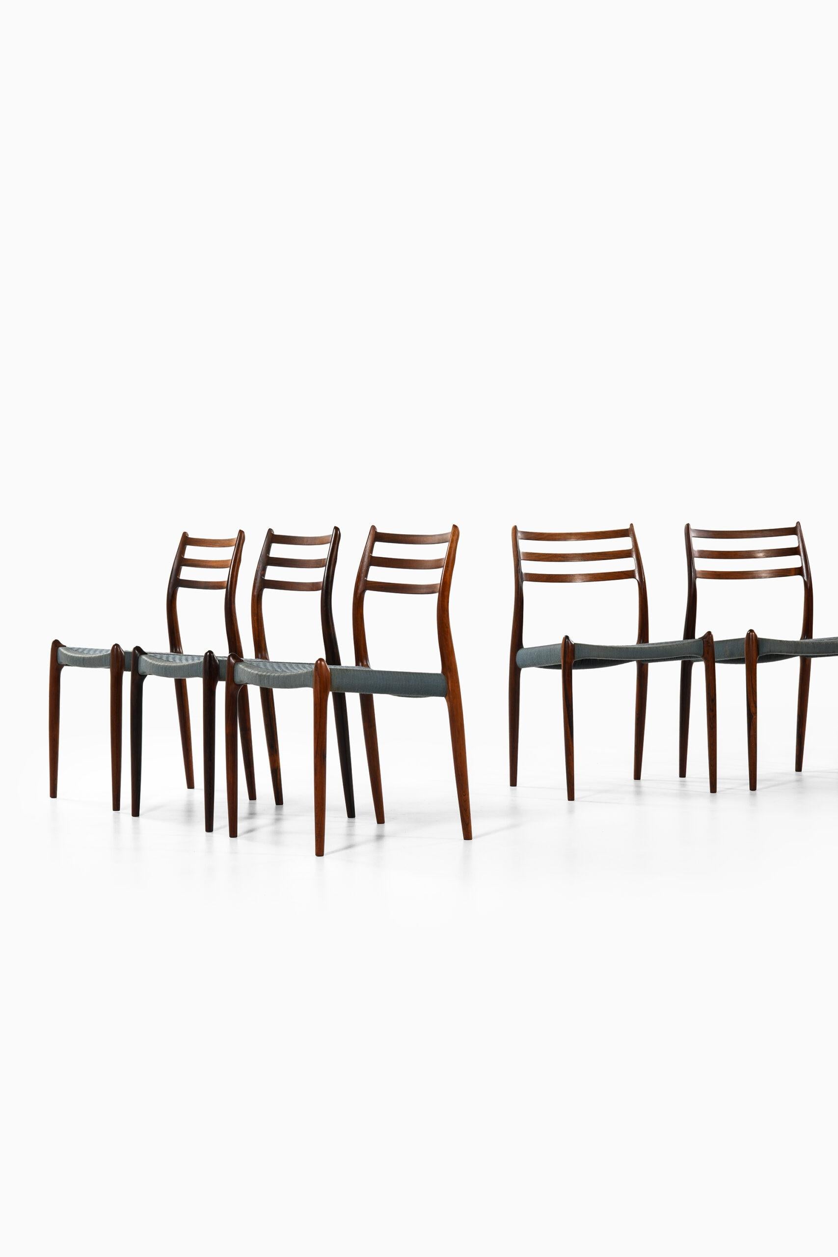 Rare ensemble de 6 chaises de salle à manger modèle 78 conçu par Niels O. Møller. Produit par J.L Møllers Møbelfabrik au Danemark.
