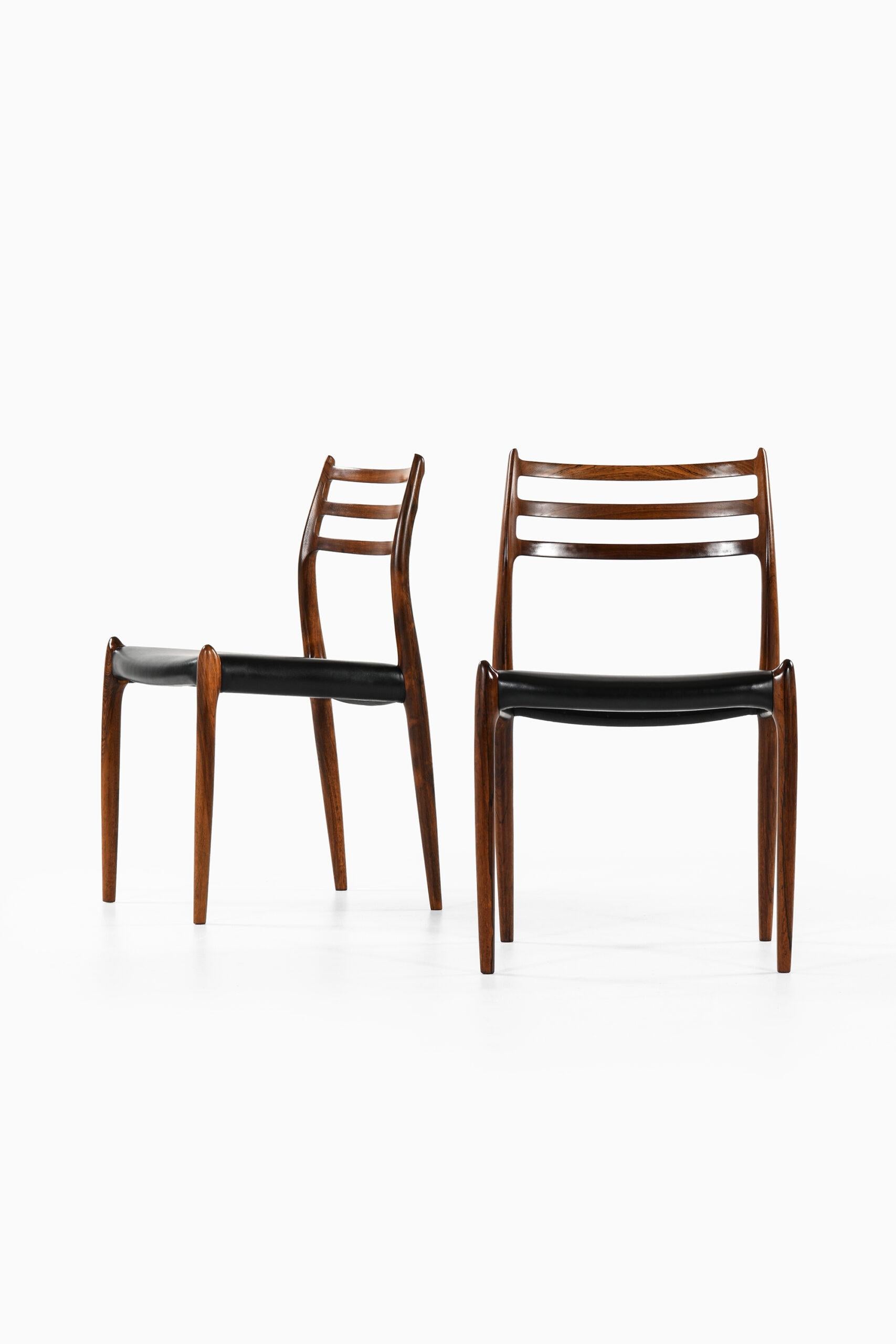 Rare ensemble de 6 chaises de salle à manger modèle 78 conçu par Niels O. Møller. Produit par I.L Møllers Møbelfabrik au Danemark.