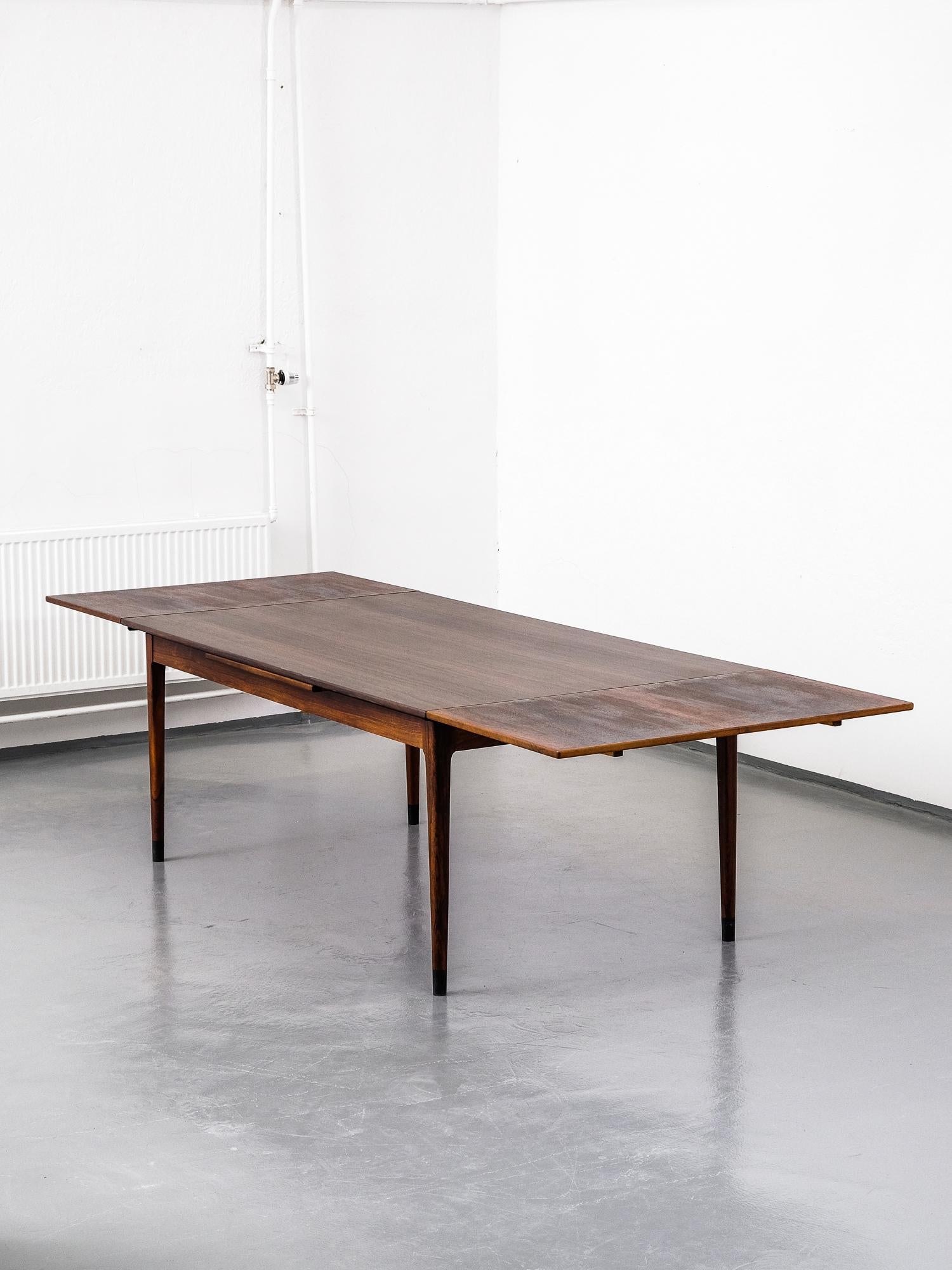 moller dining table