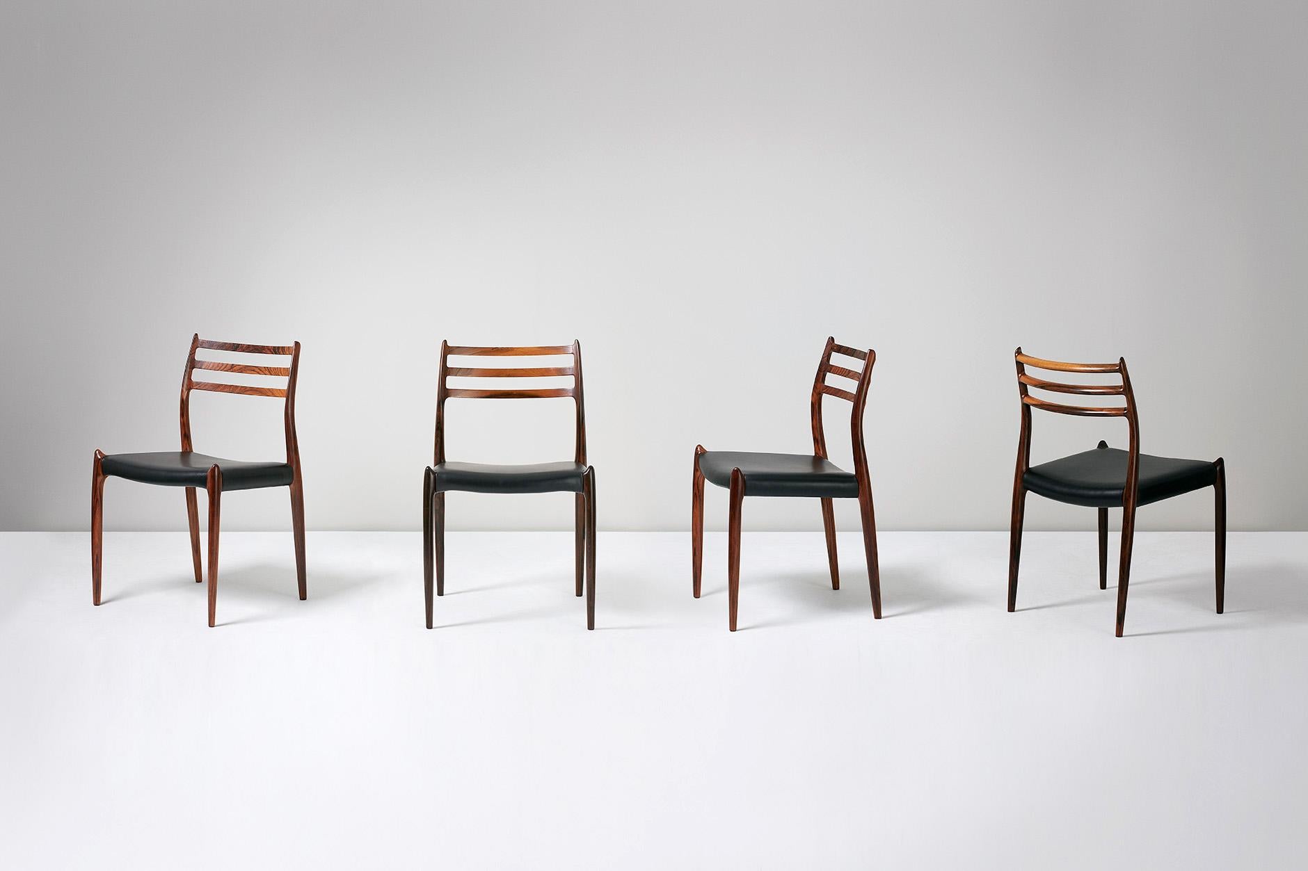 Niels O. Møller

Chaises de salle à manger modèle 78, 1962.

Ensemble de huit chaises de salle à manger en bois de rose conçues par Niels O. Møller pour I.L.A. Moller Mobelfabrik, Danemark, 1962. Sièges rembourrés en cuir noir de première