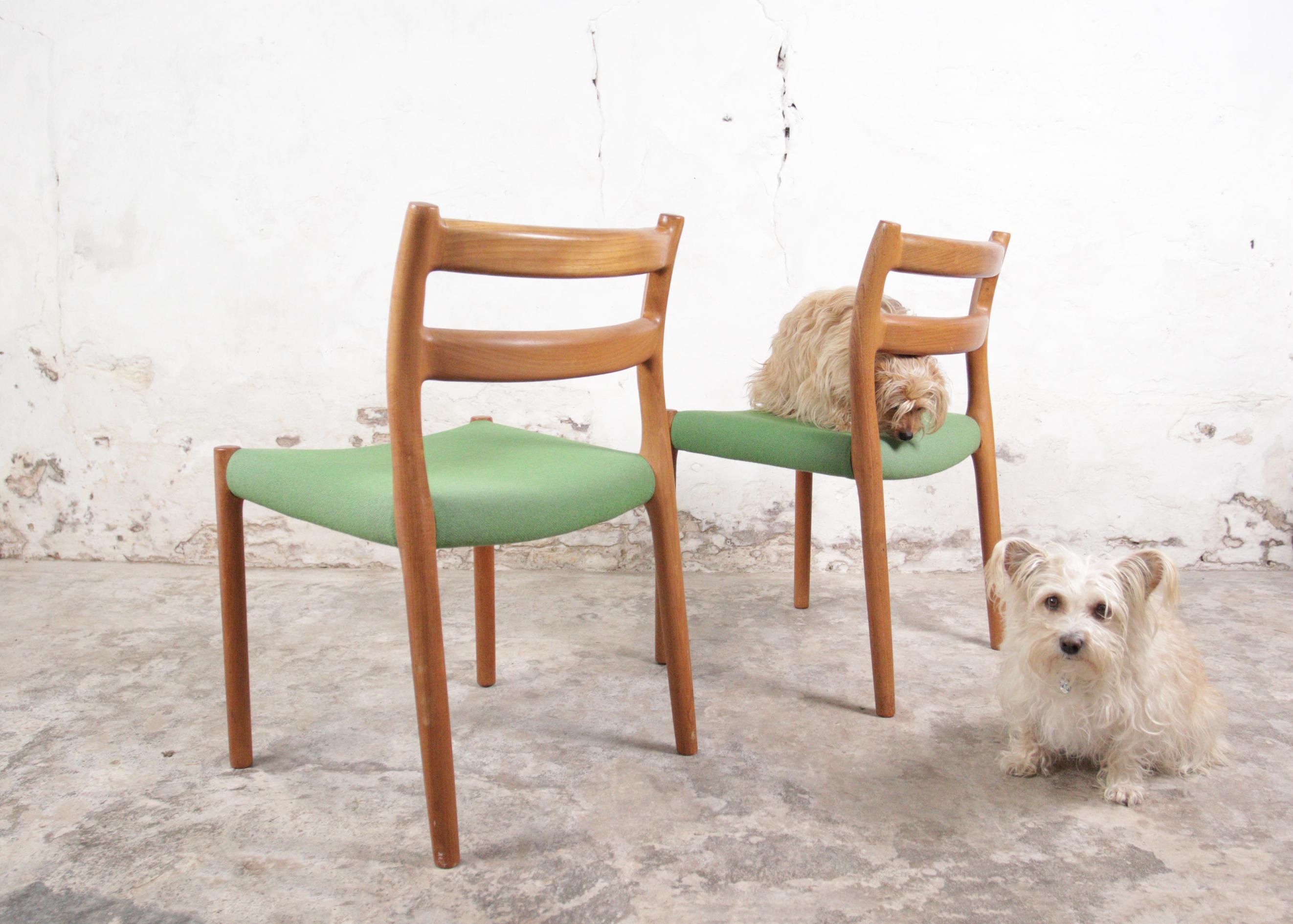 Esszimmerstühle Modell 84, entworfen von Niels O. Møller für J.L. Møllers im Jahr 1976.
Diese Stühle sind aus massivem Teakholz gefertigt und mit dem grünen Originalstoff bezogen.
In sehr schönem Originalzustand, ein winziger Fleck auf dem Stoff,