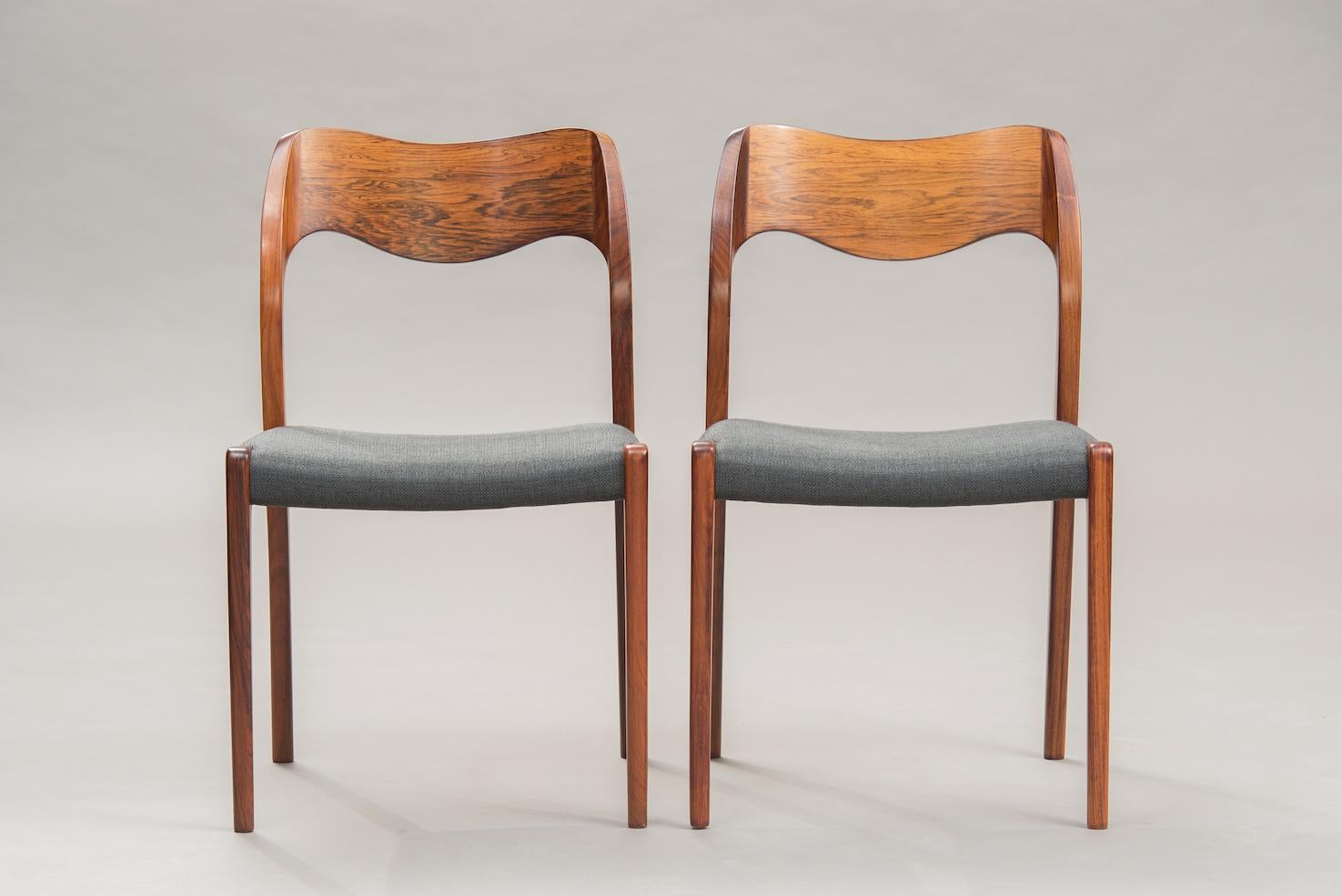 Set of ten rosewood dining chairs, reupholstered in grey fabric, model 71.
Fully restored items, handmade varnished by our own team of craftsmen, new grey fabric upholstery.