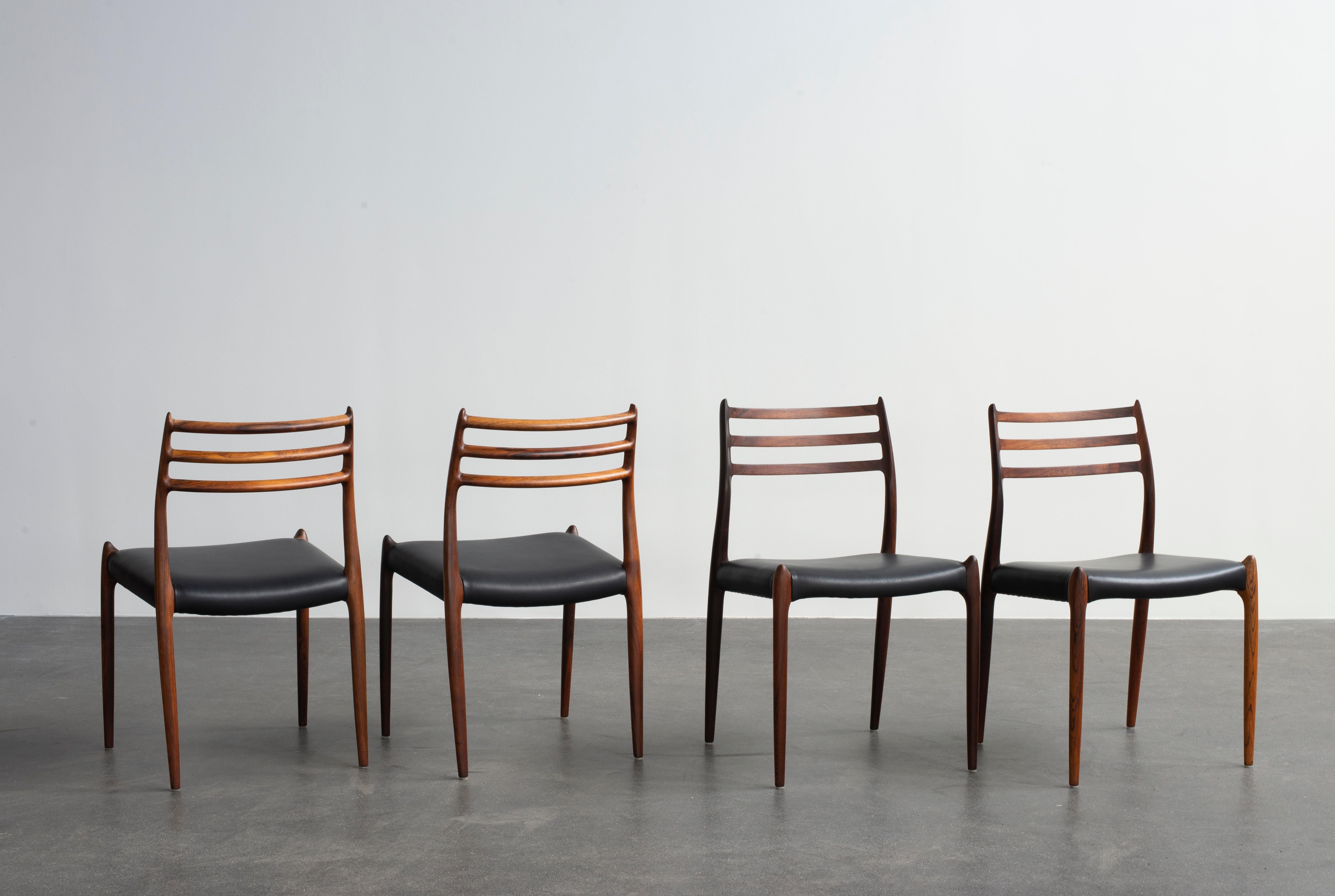 Niels O. Møller Satz von vier Stühlen aus Rosenholz (Skandinavische Moderne) im Angebot