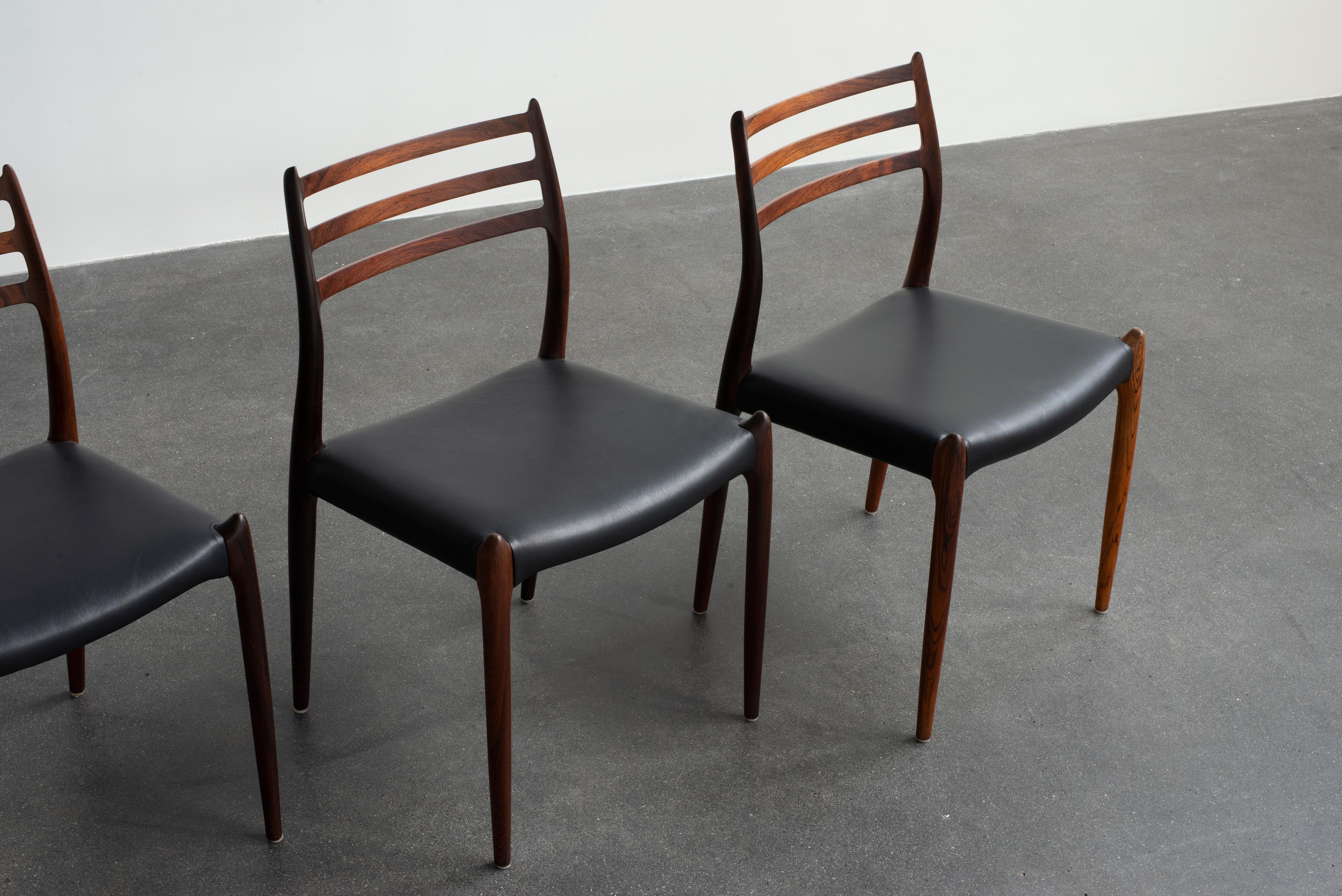 Niels O. Møller Satz von vier Stühlen aus Rosenholz im Zustand „Gut“ im Angebot in Copenhagen, DK