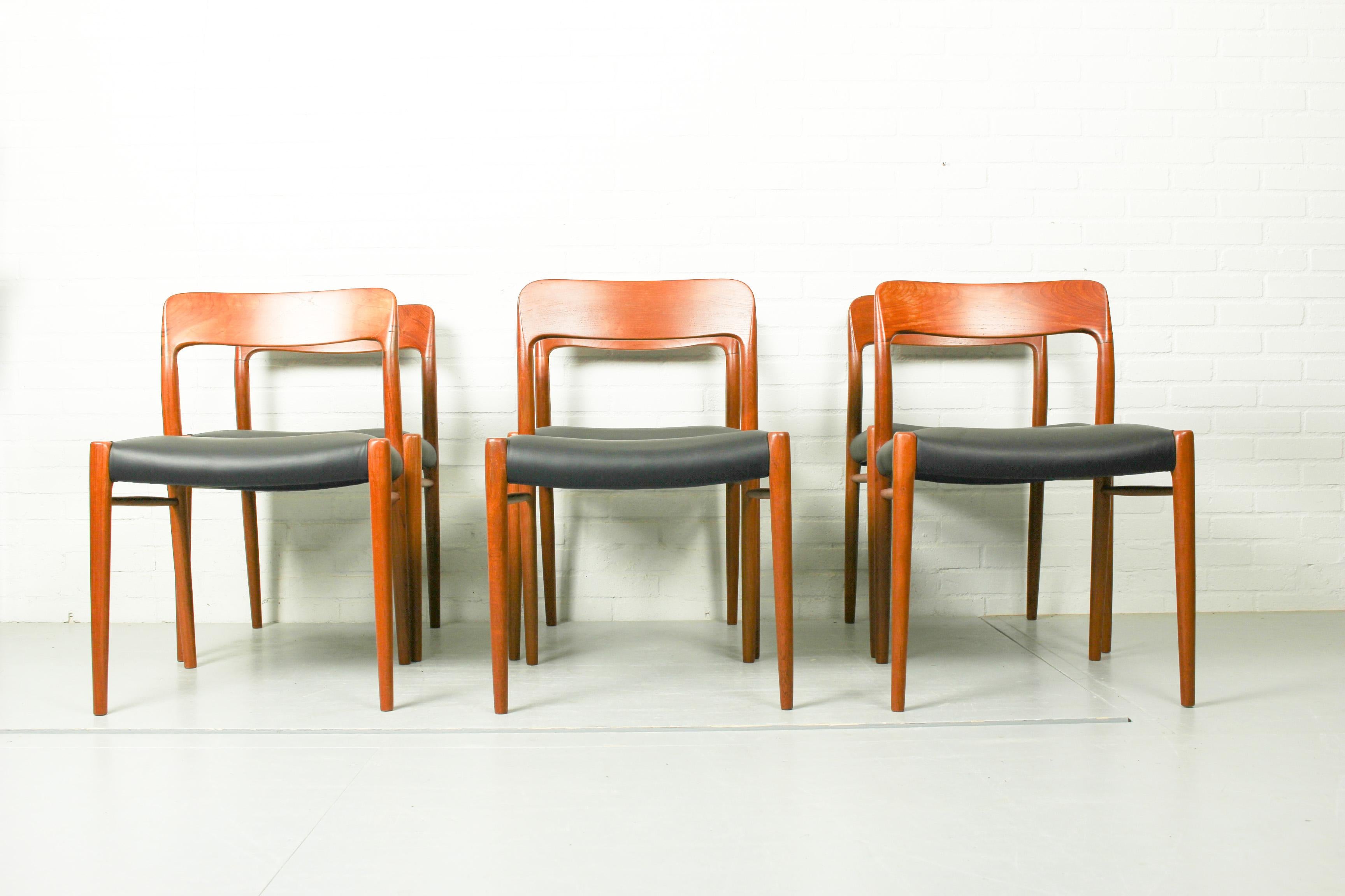Mid-Century Modern Niels O. Møller Set of Six Møller Chairs No. 77 + Table No. 15 in Teak, Denmark