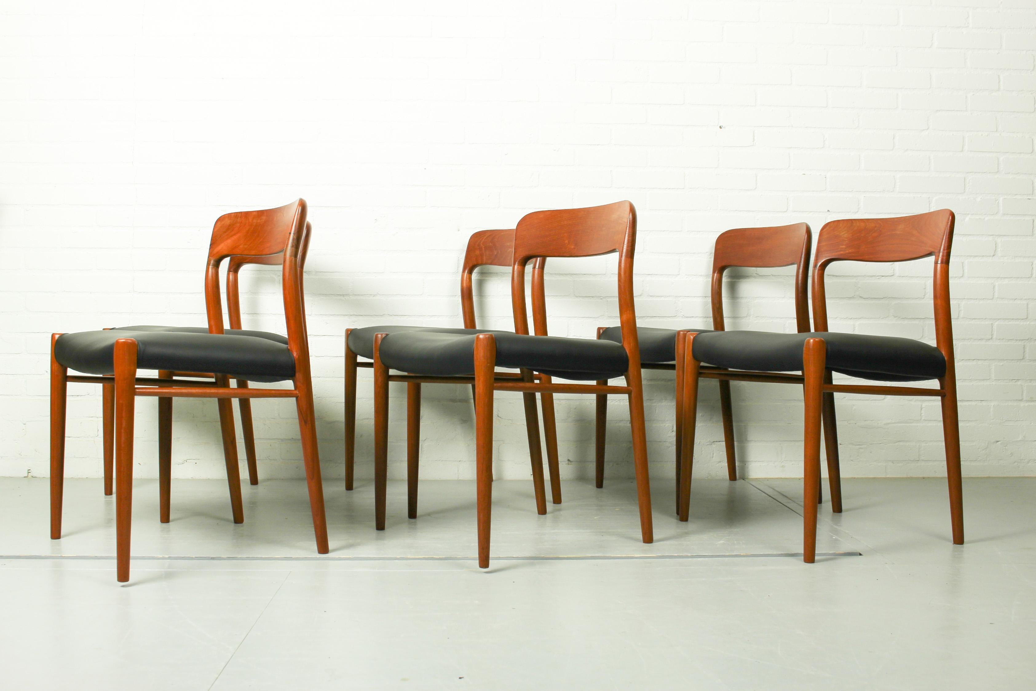 Danish Niels O. Møller Set of Six Møller Chairs No. 77 + Table No. 15 in Teak, Denmark