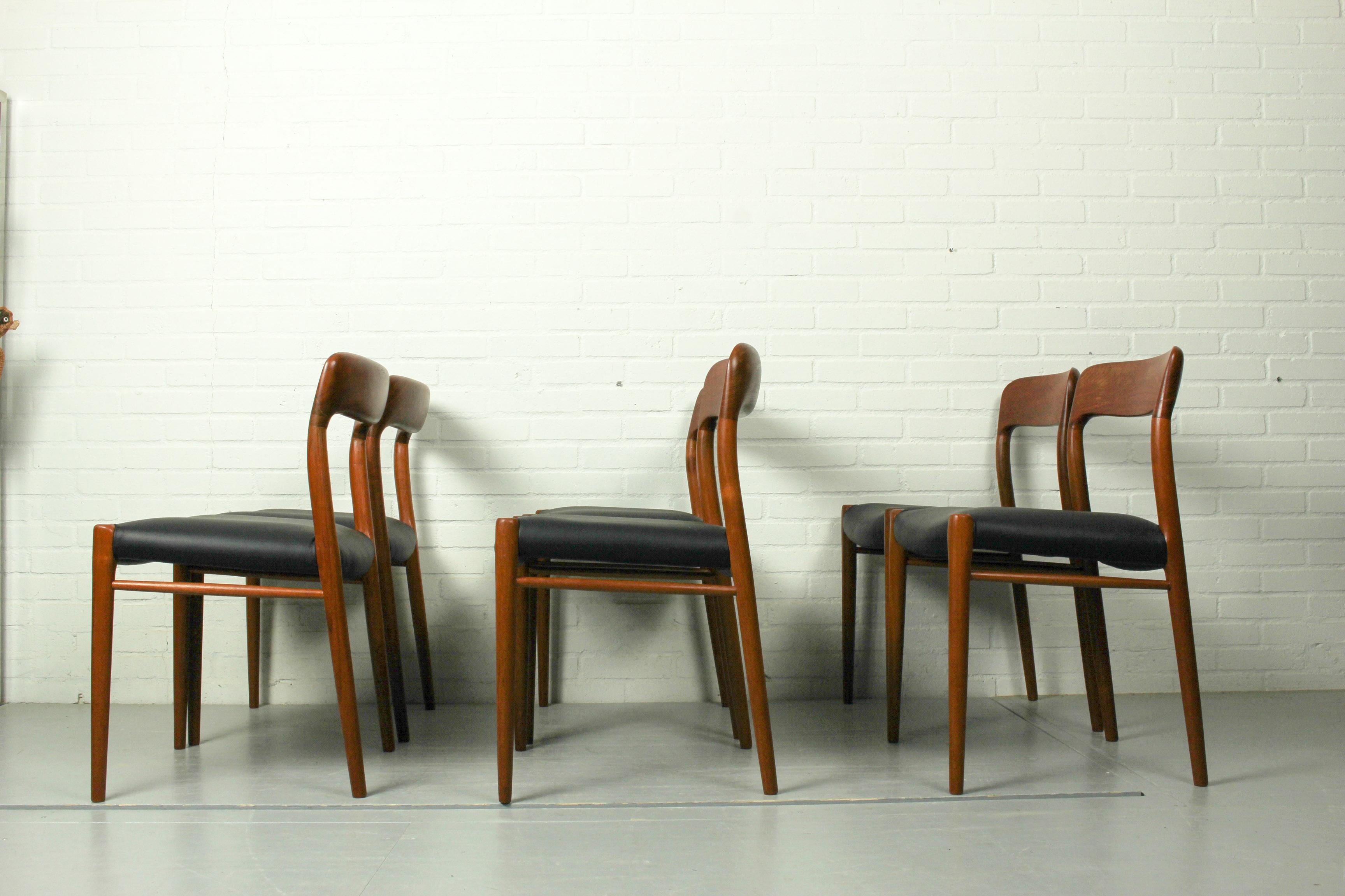 Niels O. Møller Set of Six Møller Chairs No. 77 + Table No. 15 in Teak, Denmark In Good Condition In Appeltern, Gelderland