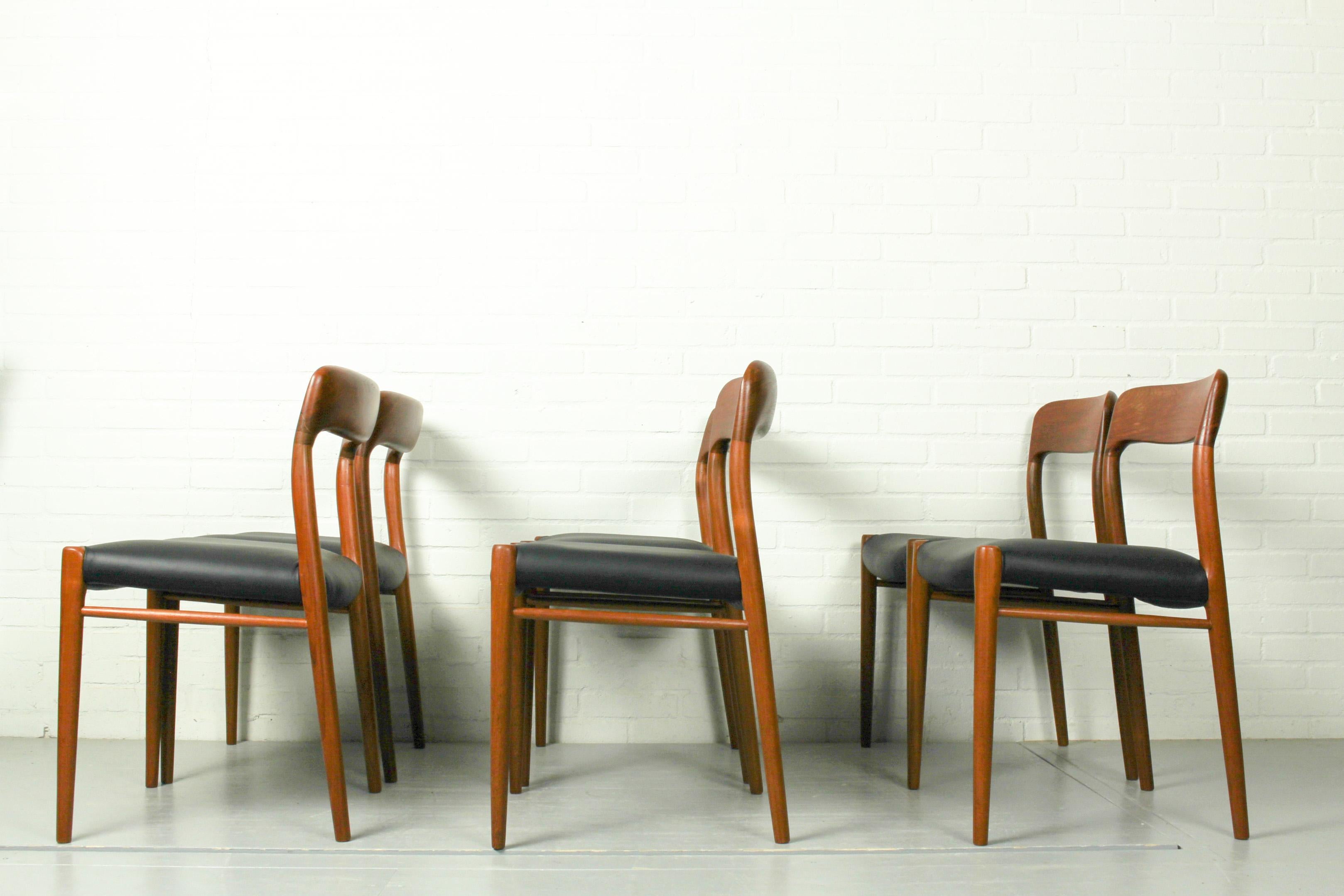 20th Century Niels O. Møller Set of Six Møller Chairs No. 77 + Table No. 15 in Teak, Denmark