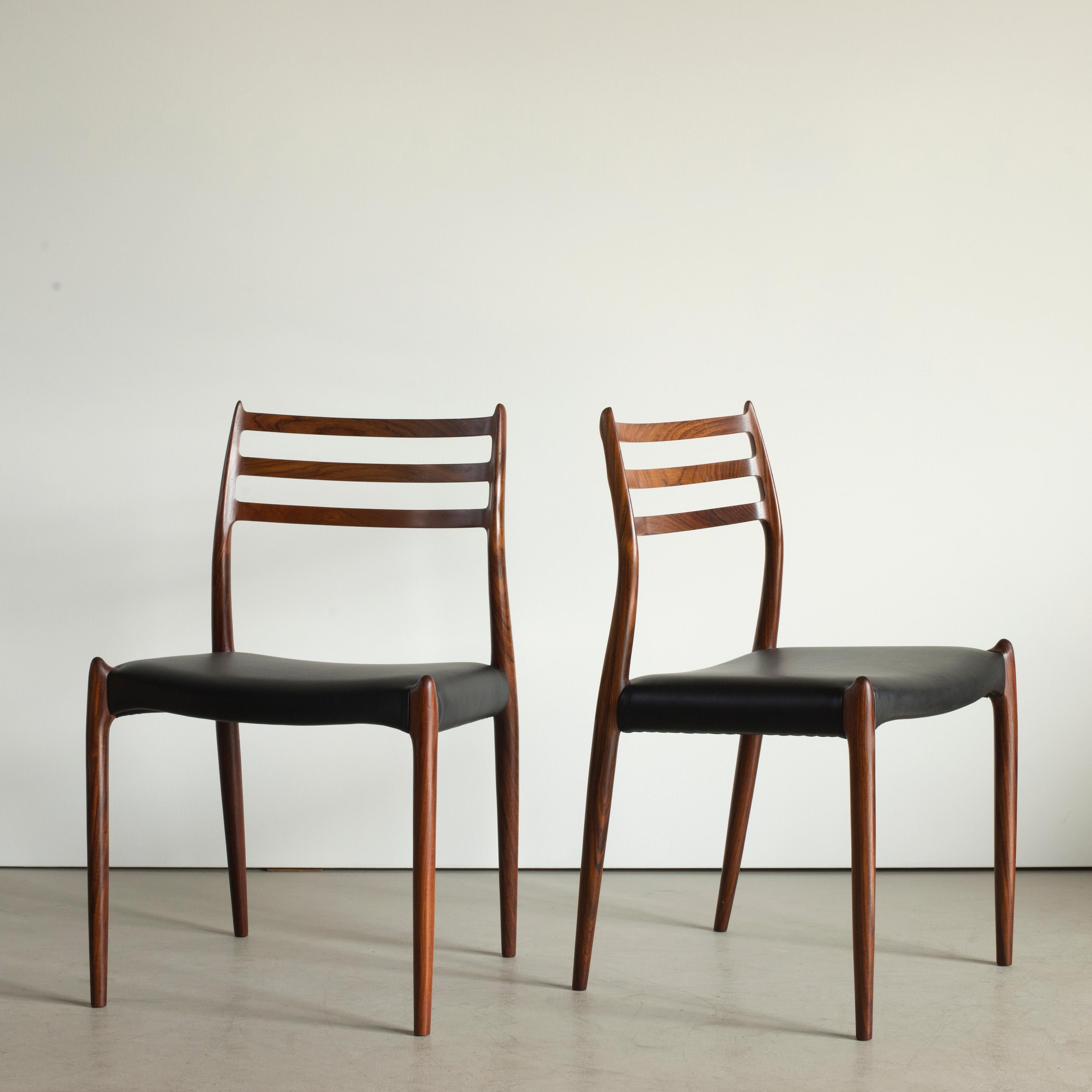 Niels O. Møller Satz von sechs Stühlen aus Palisanderholz, Sitze mit schwarzem Leder gepolstert. Hergestellt von J. L. Møller, Dänemark.