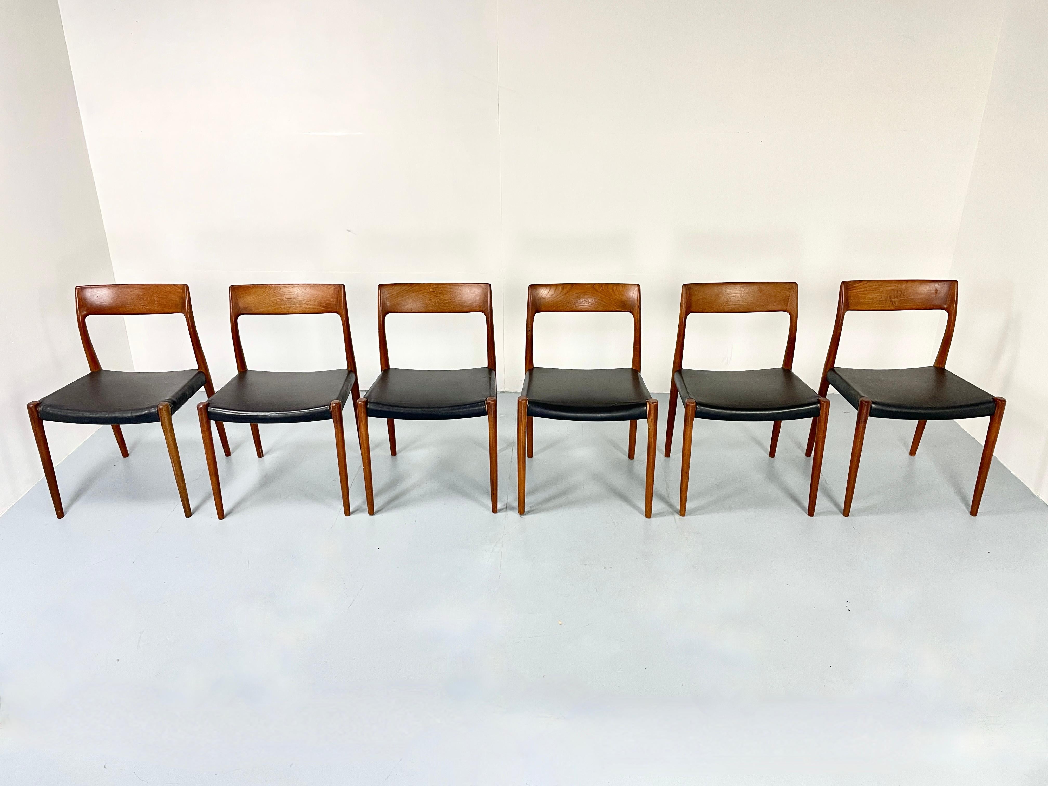 Ikonisches, authentisches Set aus sechs Niels O. Møller Nr. 77 Stühlen in warmem Teakholz und schwarzem Skileder.

Dieses Set stammt vom Erstbesitzer.