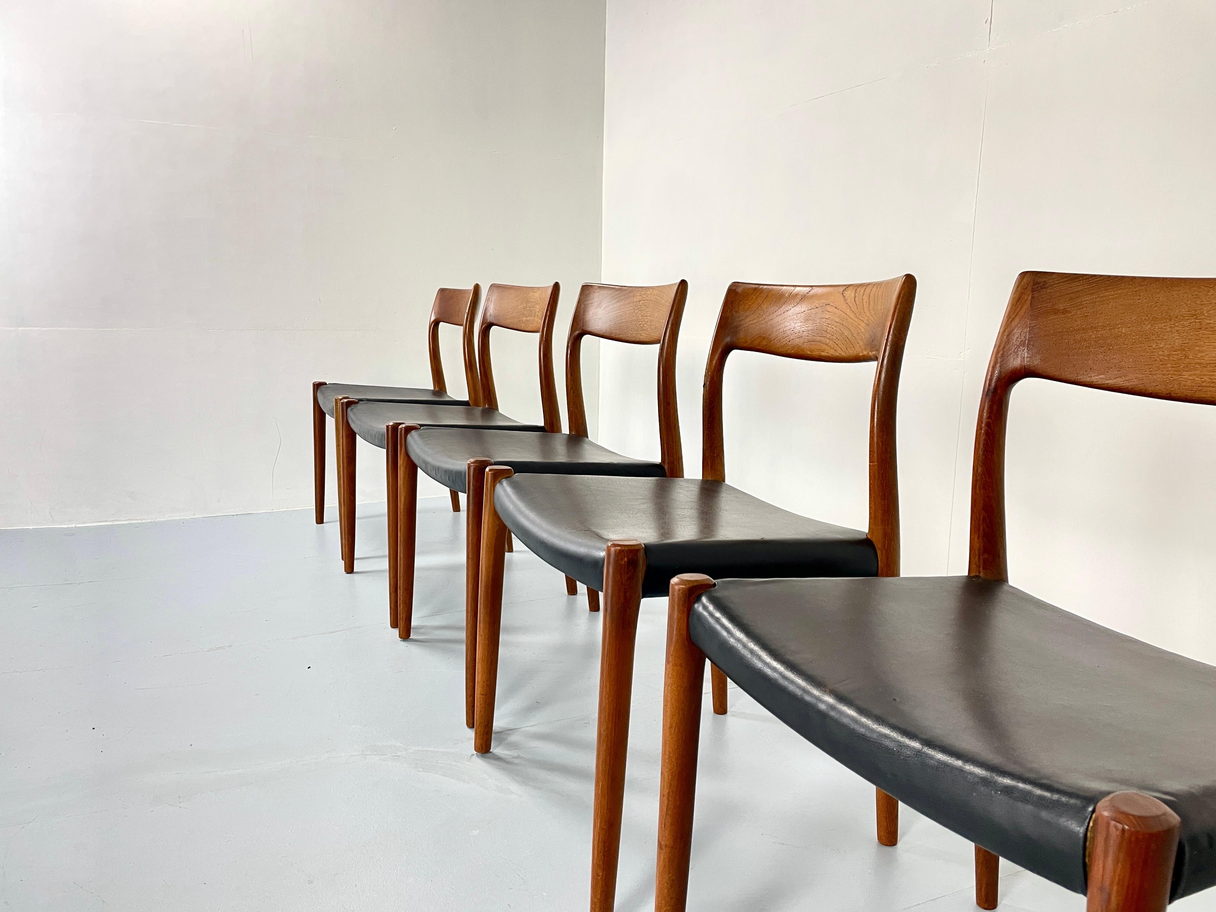 Niels O. Møller Set mit sechs Møller Stühlen Nr. 77 aus Teakholz Made in Denmark (Moderne der Mitte des Jahrhunderts) im Angebot